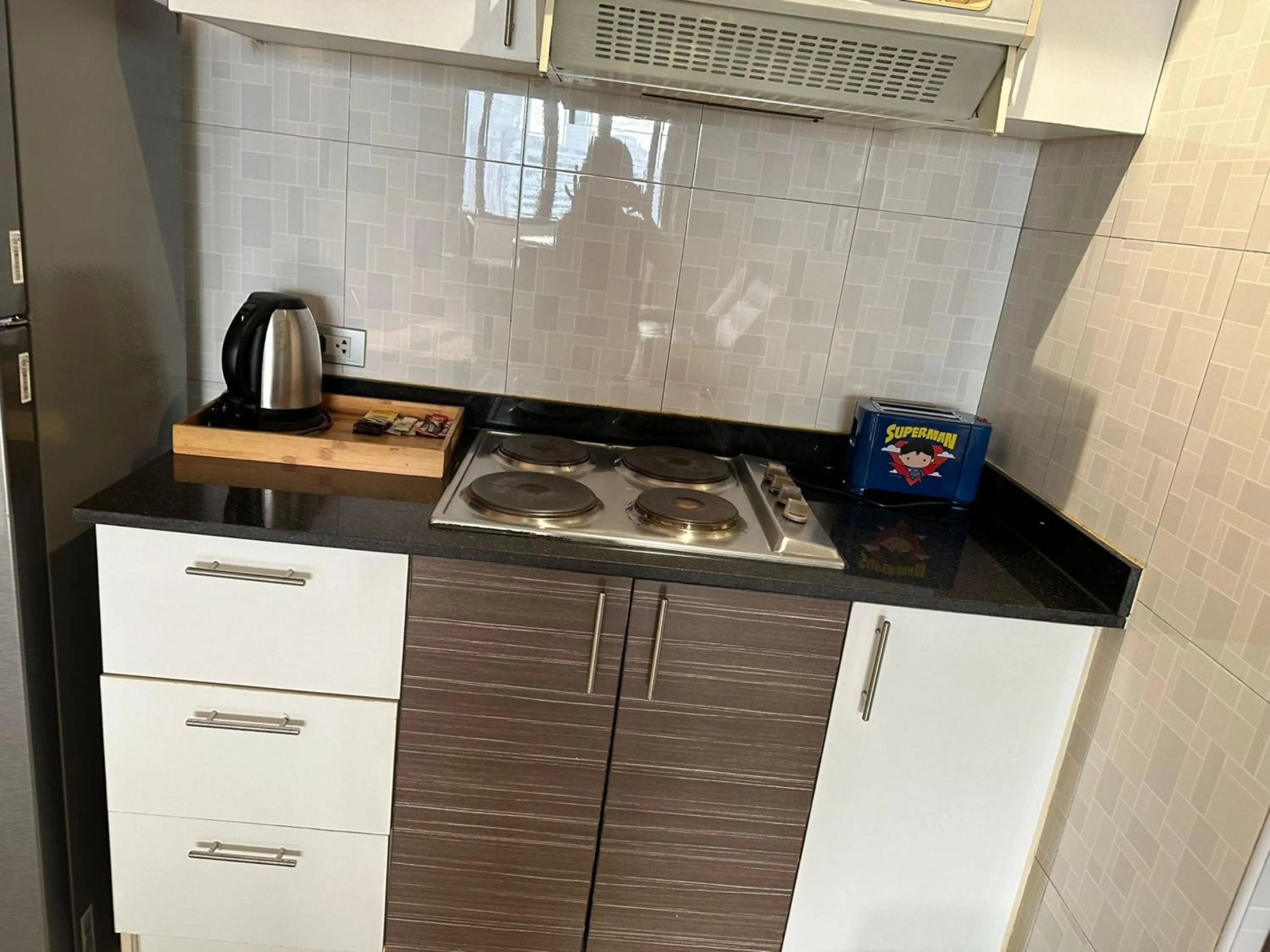 Kitchen or kitchenette in Omni Tower Sukhumvit Soi 4 Direct Rooms