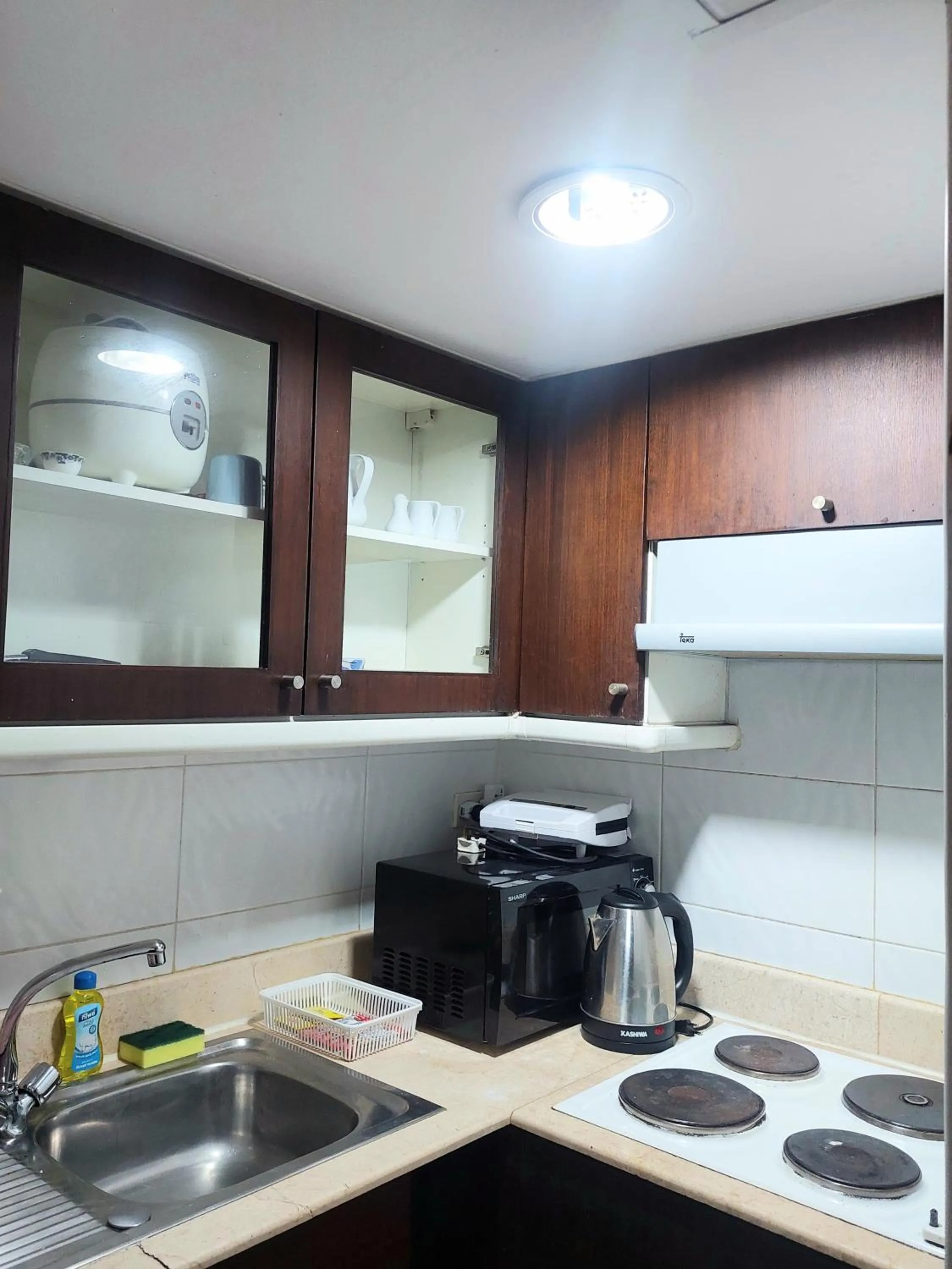 kitchen in Omni Tower Sukhumvit Soi 4 Direct Rooms