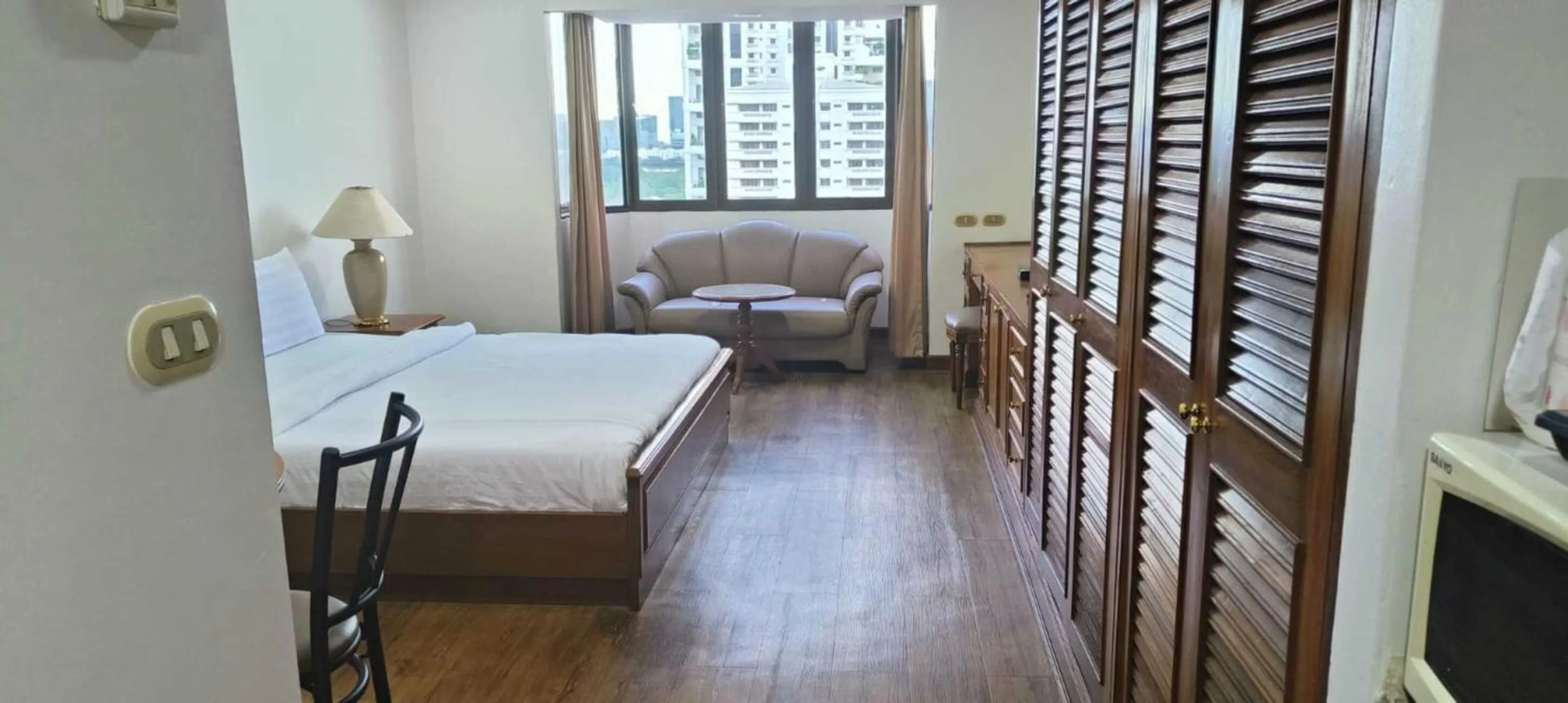 Photo of the whole room, Bed in Omni Tower Sukhumvit Soi 4 Direct Rooms