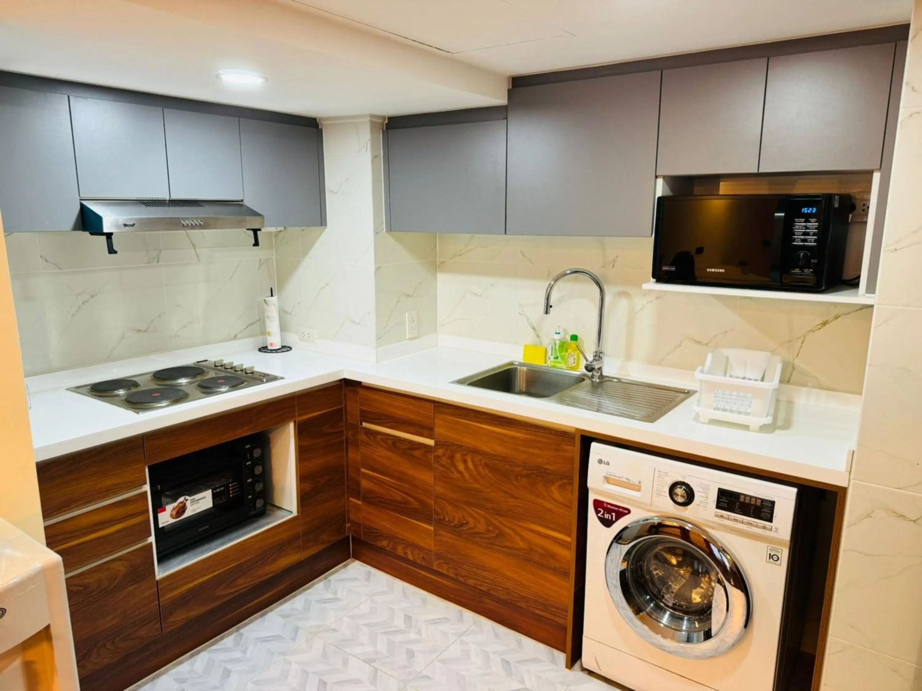 Kitchen or kitchenette in Omni Tower Sukhumvit Soi 4 Direct Rooms