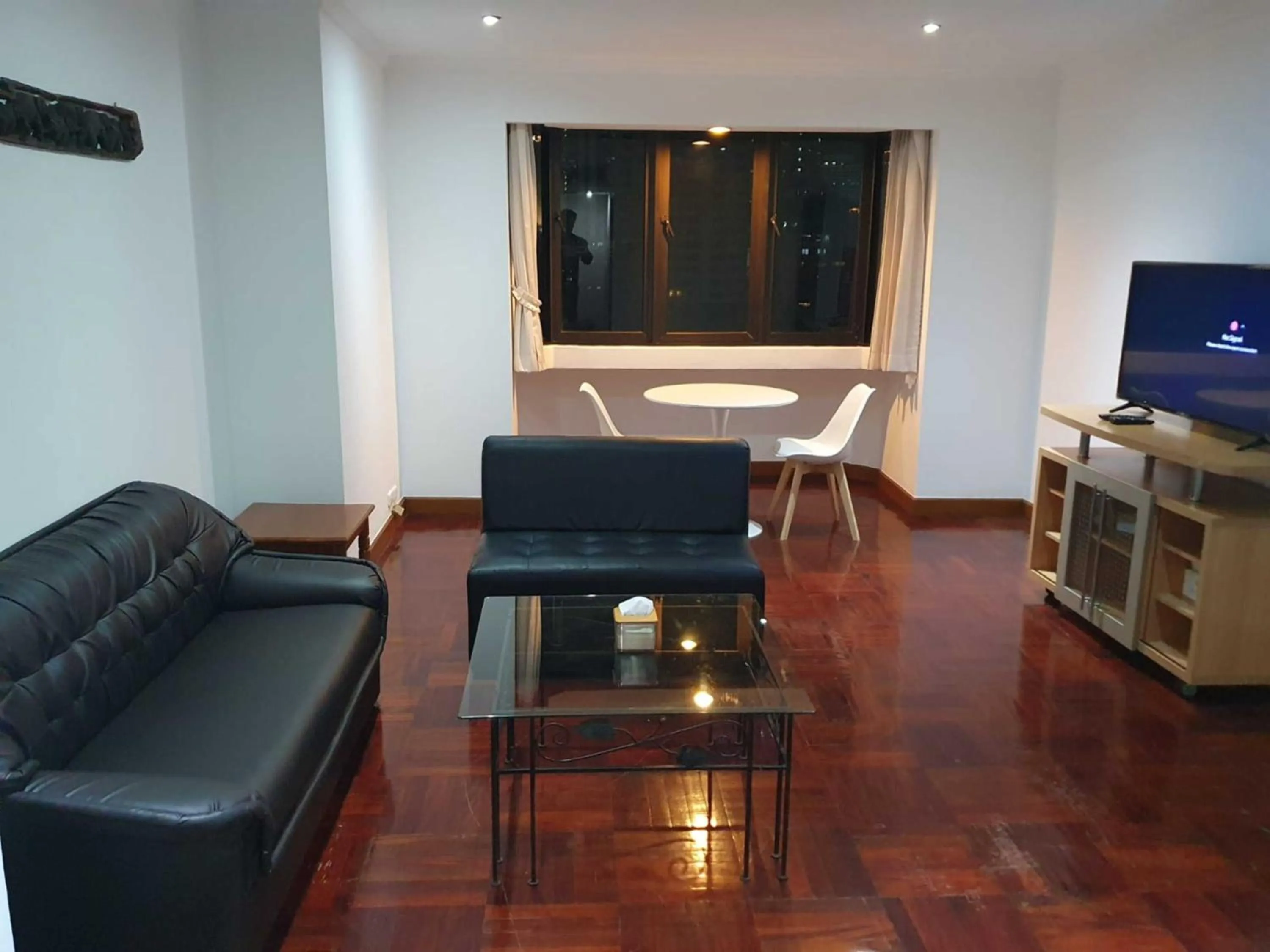 Living room in Omni Tower Sukhumvit Soi 4 Direct Rooms