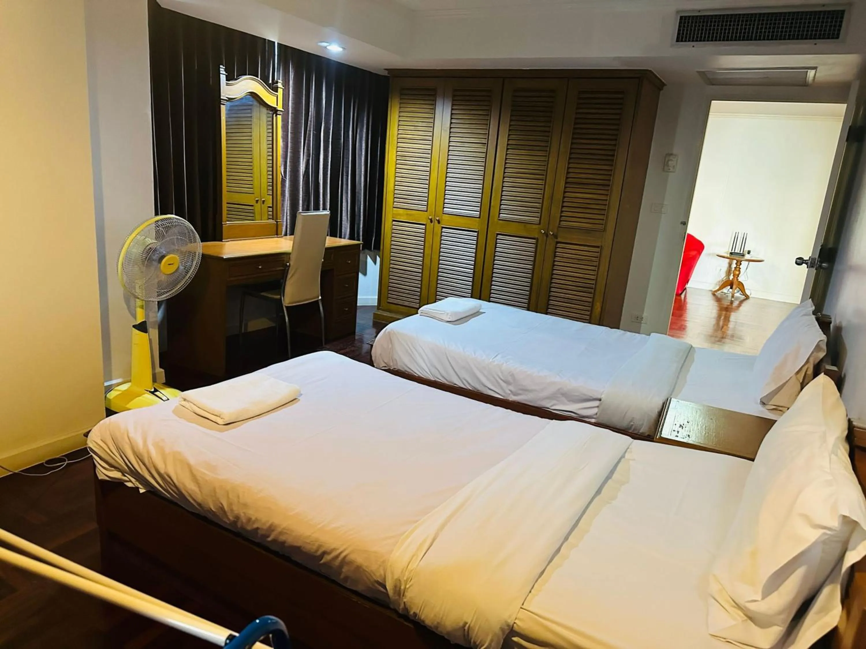 Bedroom, Bed in Omni Tower Sukhumvit Soi 4 Direct Rooms