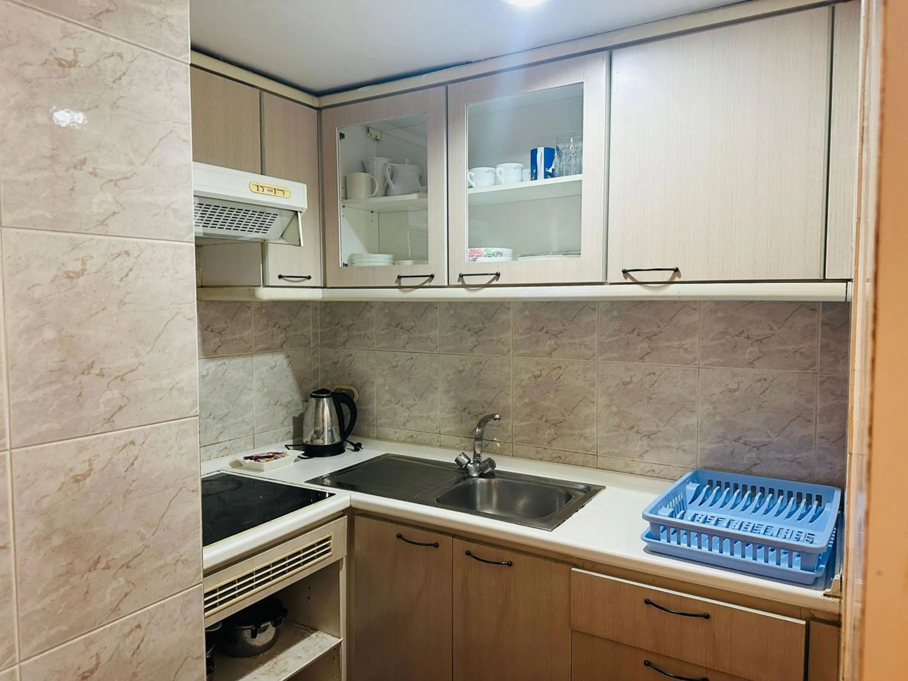 Kitchen or kitchenette in Omni Tower Sukhumvit Soi 4 Direct Rooms