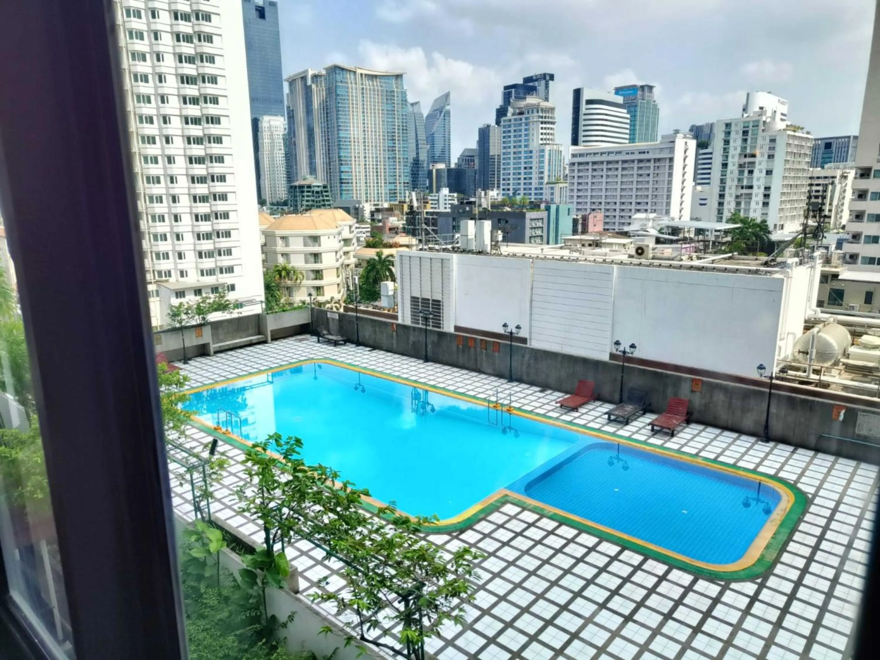 Pool view in Omni Tower Sukhumvit Soi 4 Direct Rooms