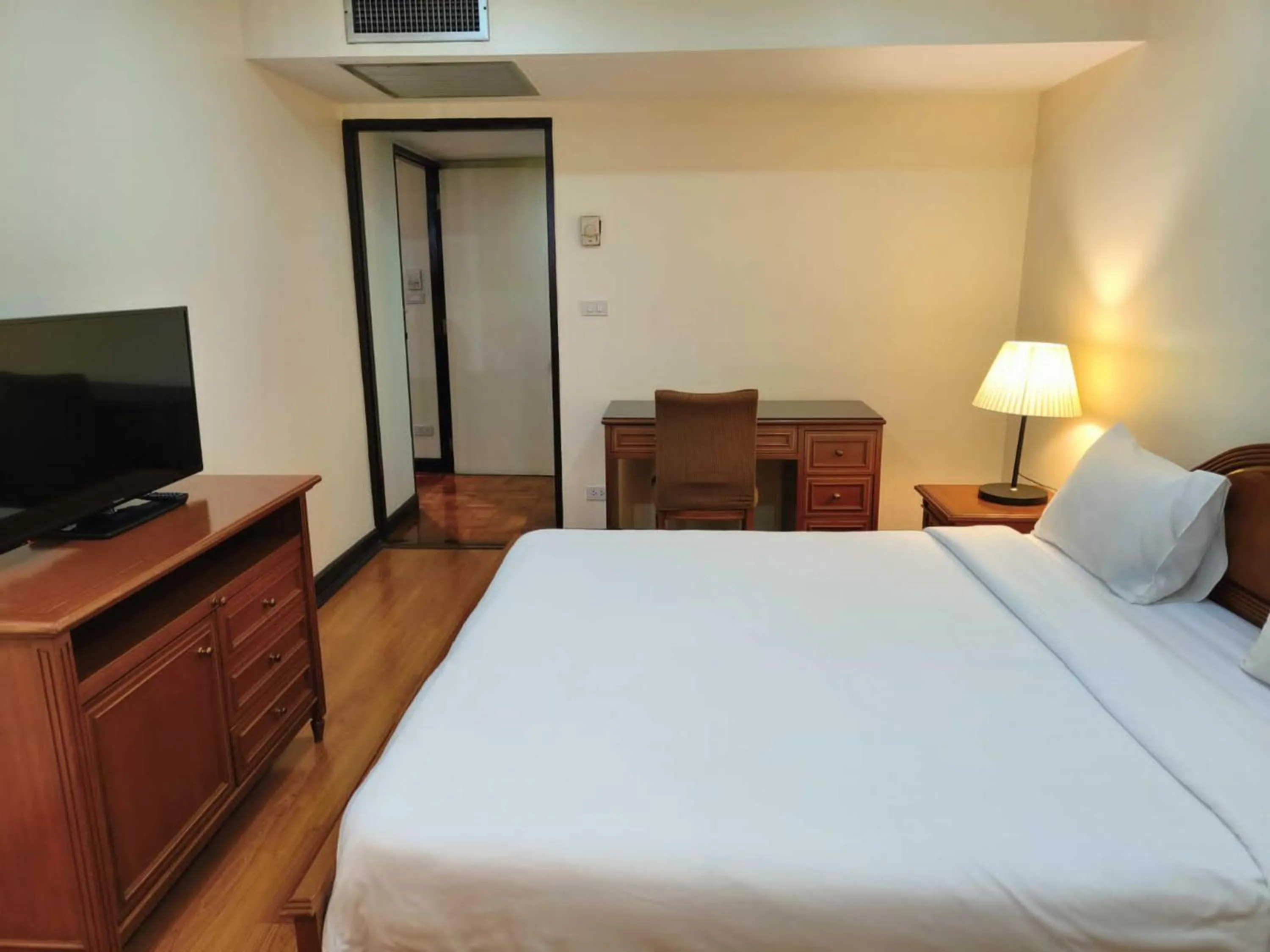 Bedroom, Bed in Omni Tower Sukhumvit Soi 4 Direct Rooms