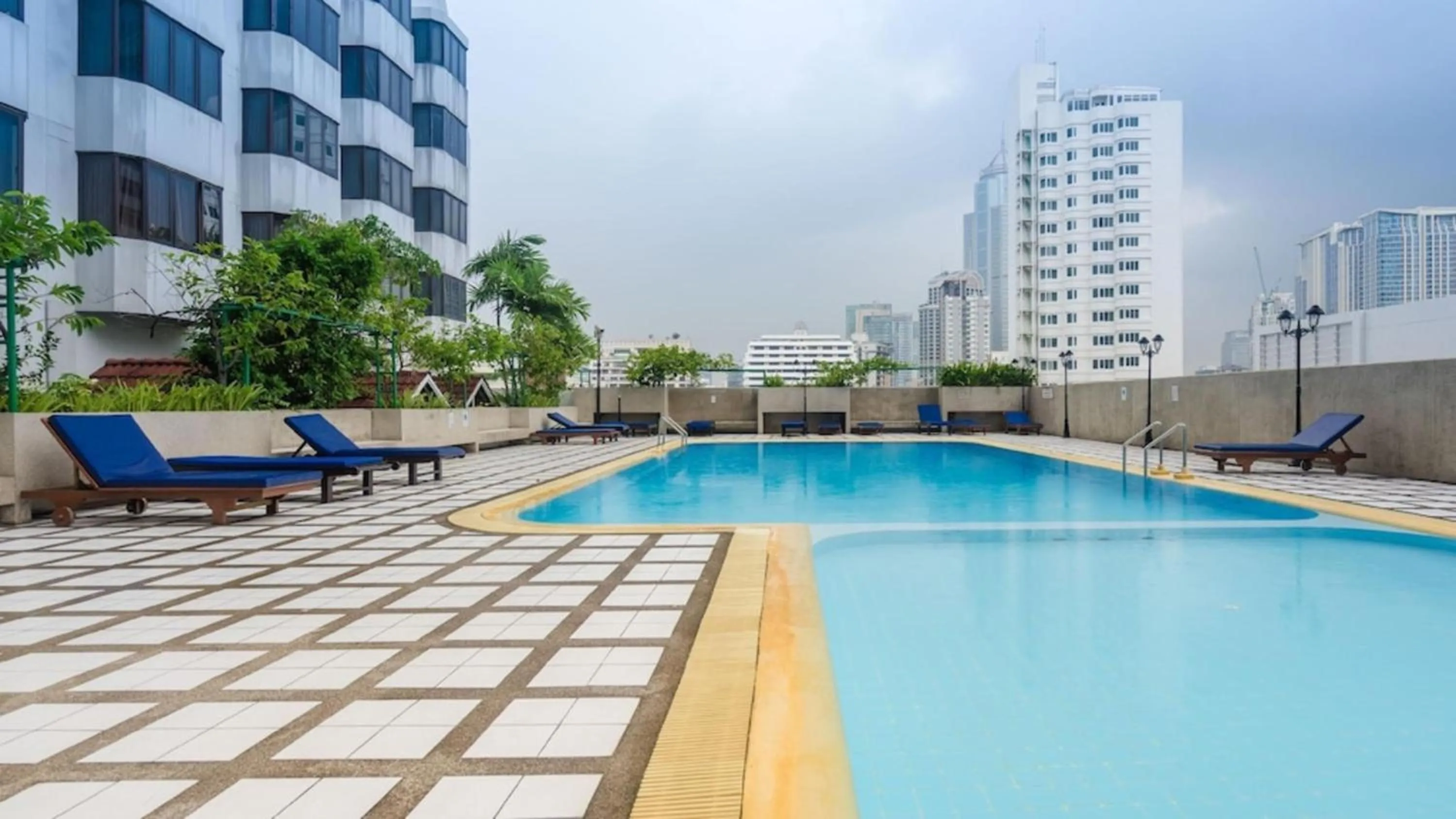Swimming pool in Omni Tower Sukhumvit Soi 4 Direct Rooms