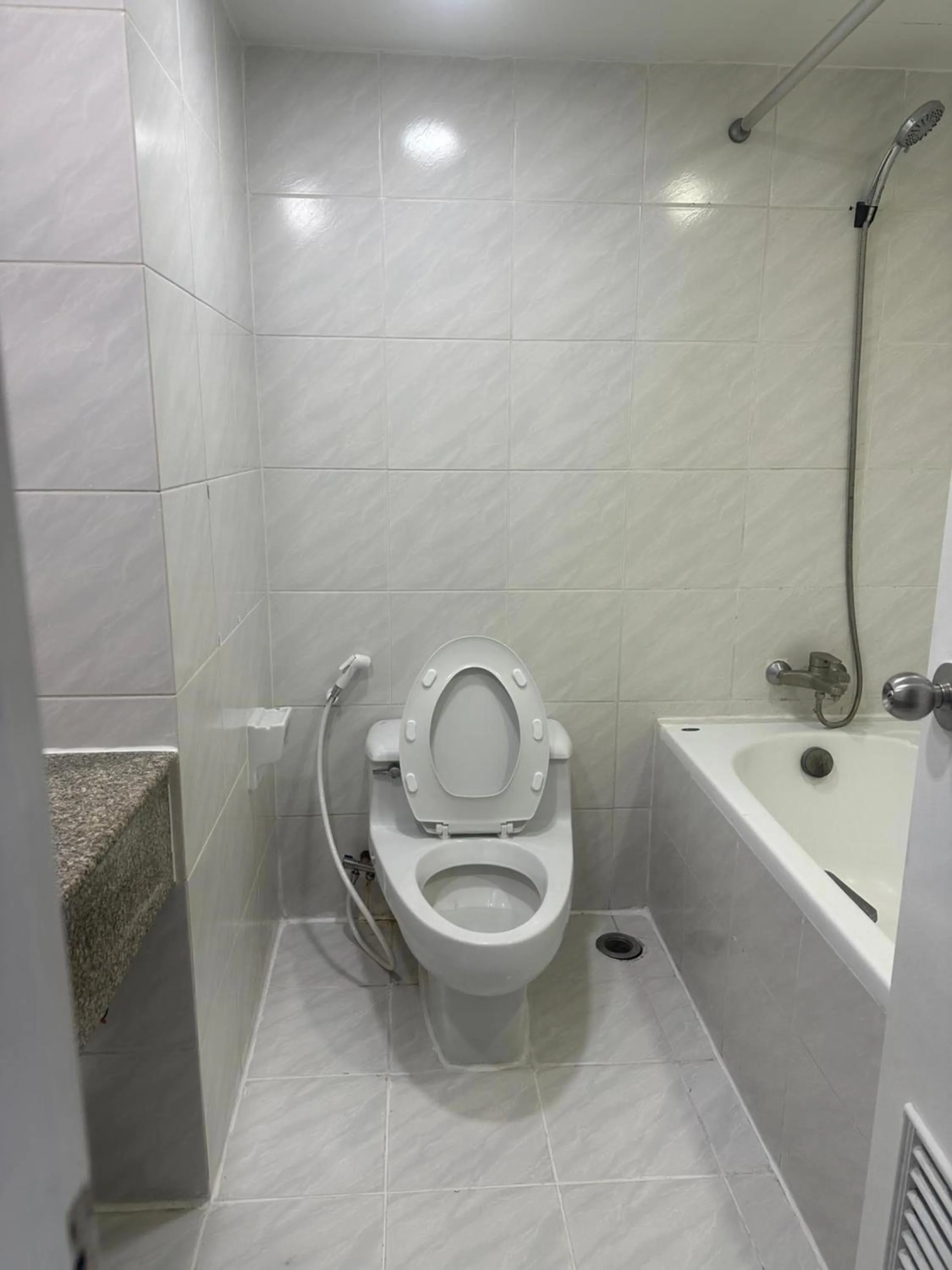 Toilet in Omni Tower Sukhumvit Soi 4 Direct Rooms