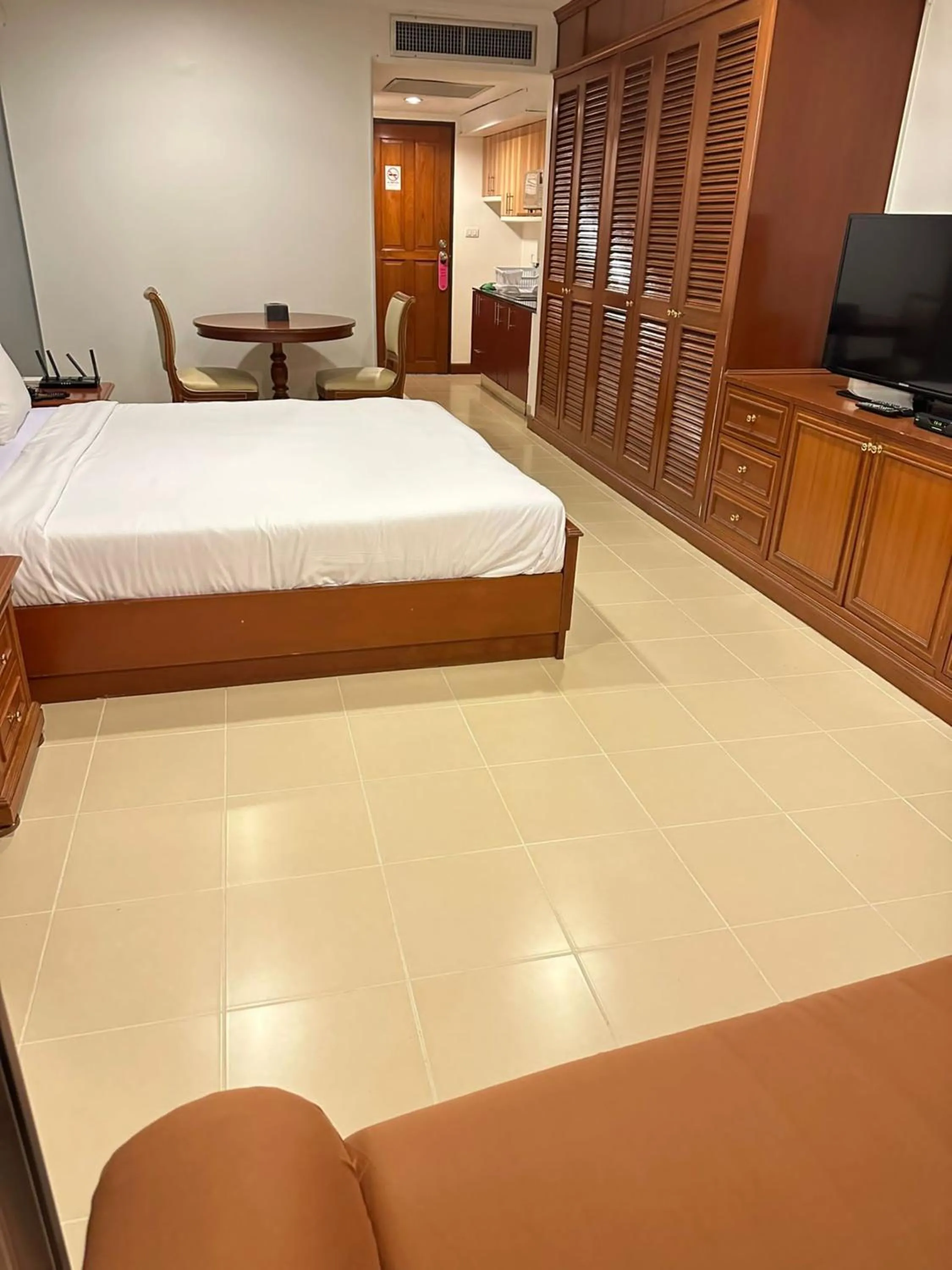 Bedroom, Bed in Omni Tower Sukhumvit Soi 4 Direct Rooms