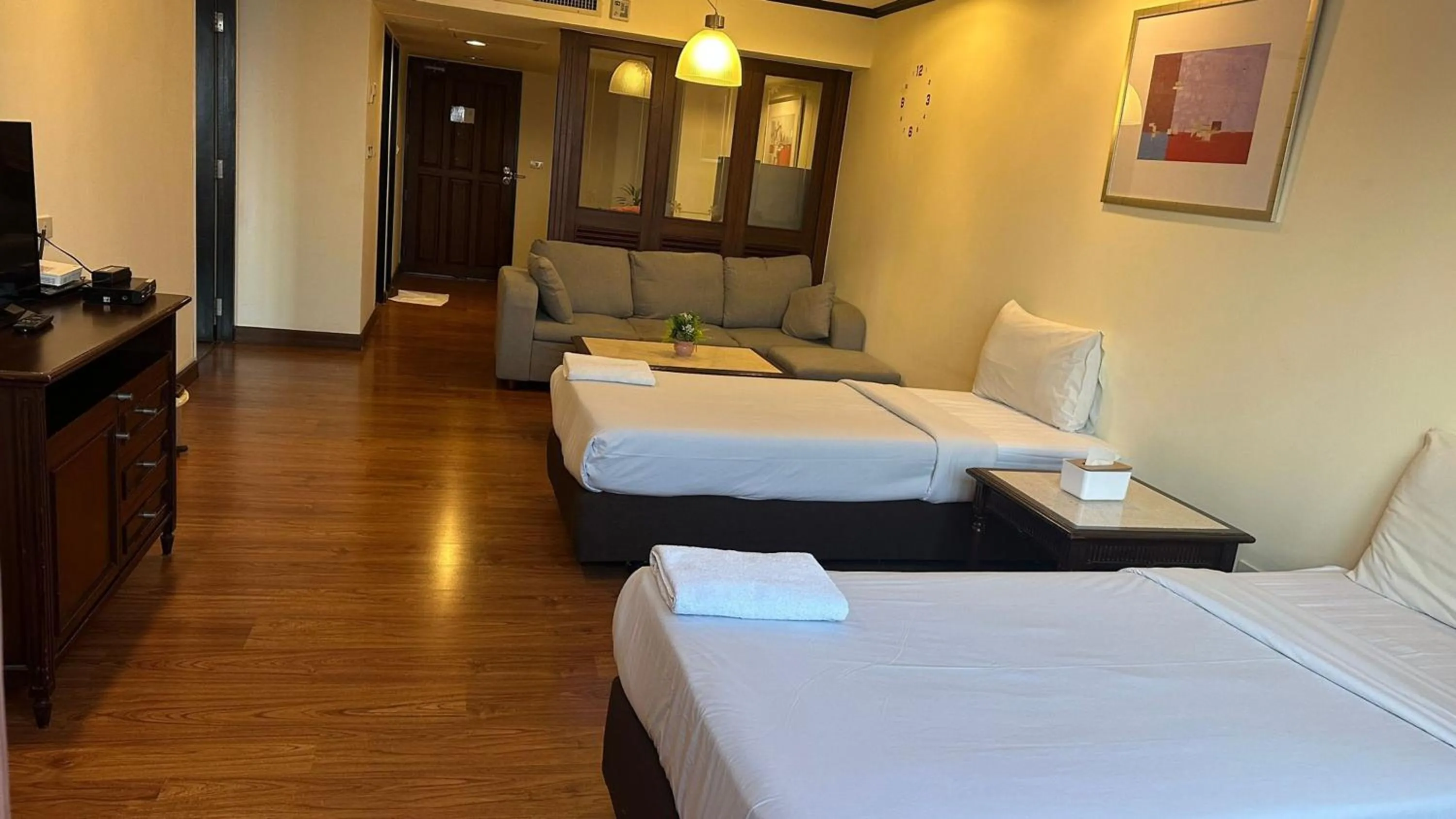 Living room, Bed in Omni Tower Sukhumvit Soi 4 Direct Rooms
