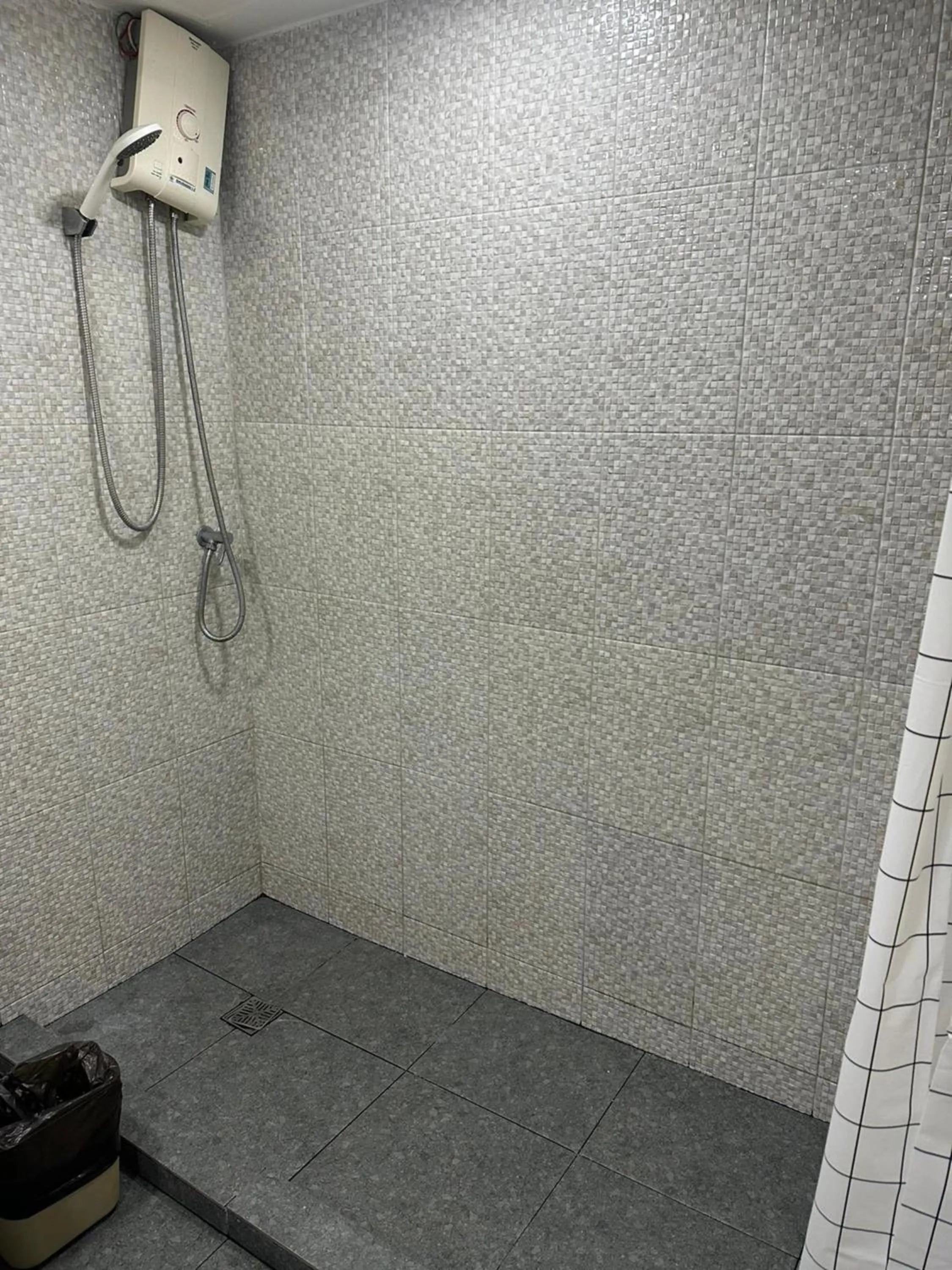 Shower in Omni Tower Sukhumvit Soi 4 Direct Rooms