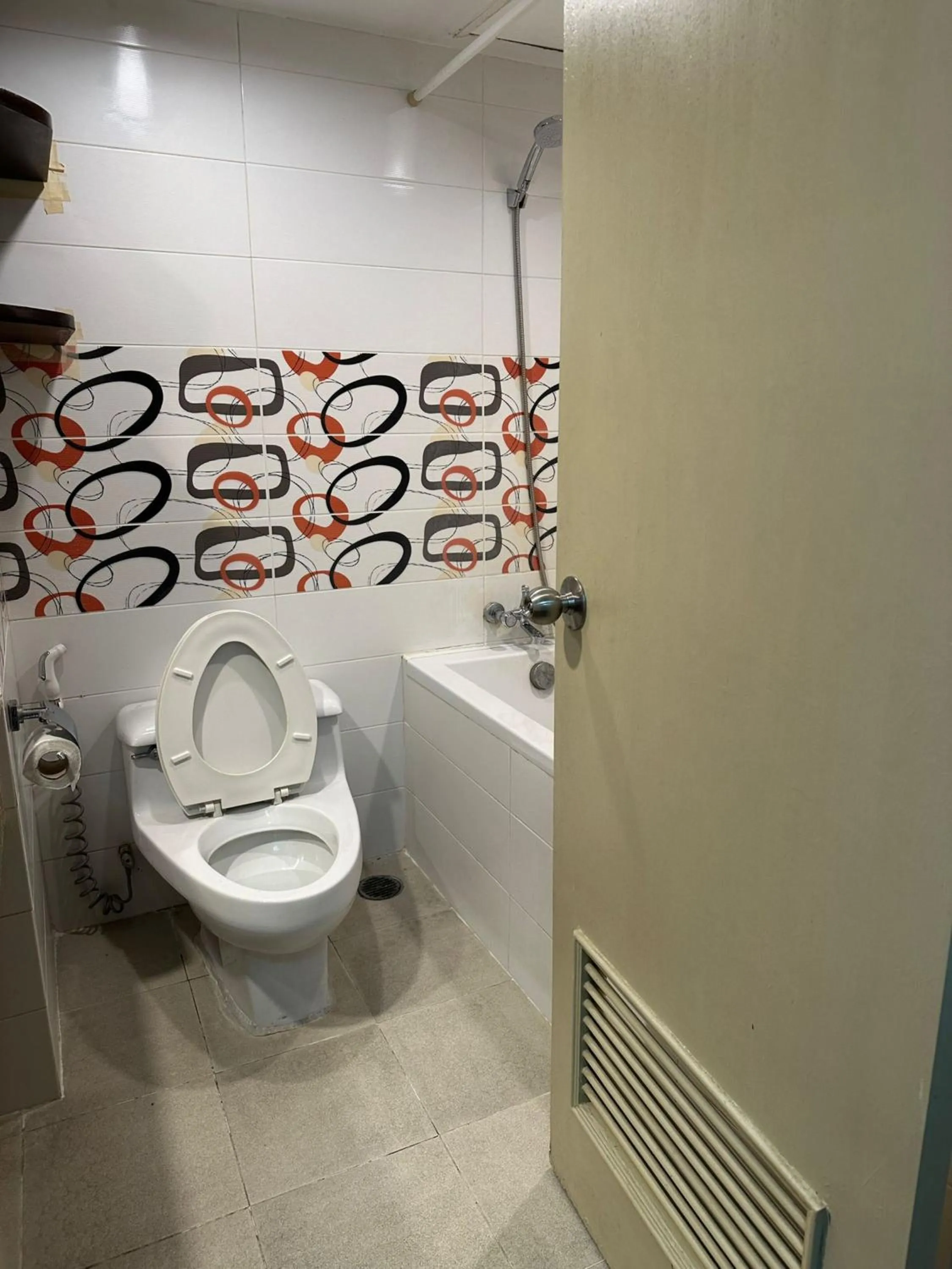 Bathroom in Omni Tower Sukhumvit Soi 4 Direct Rooms