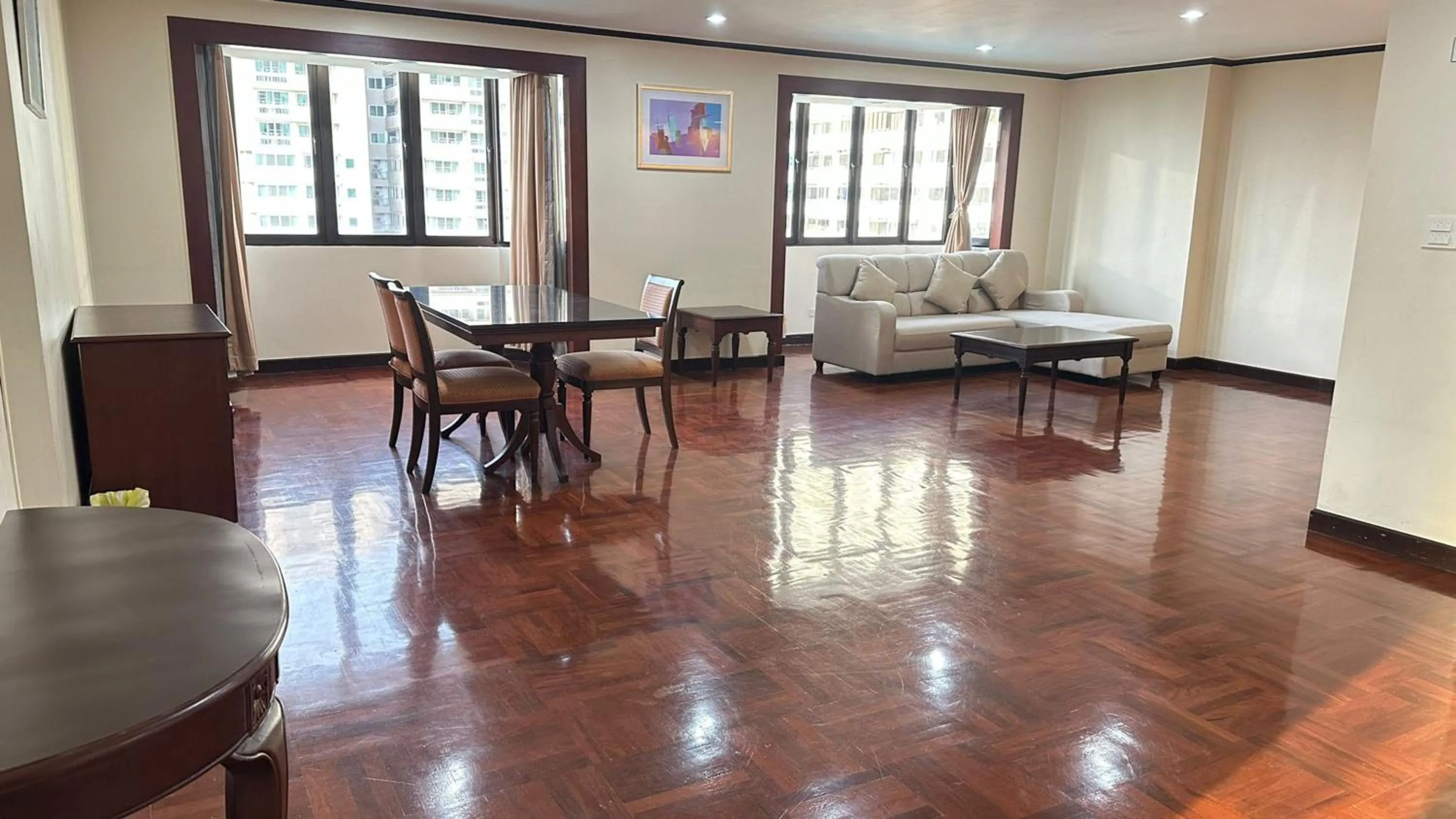 Living room in Omni Tower Sukhumvit Soi 4 Direct Rooms