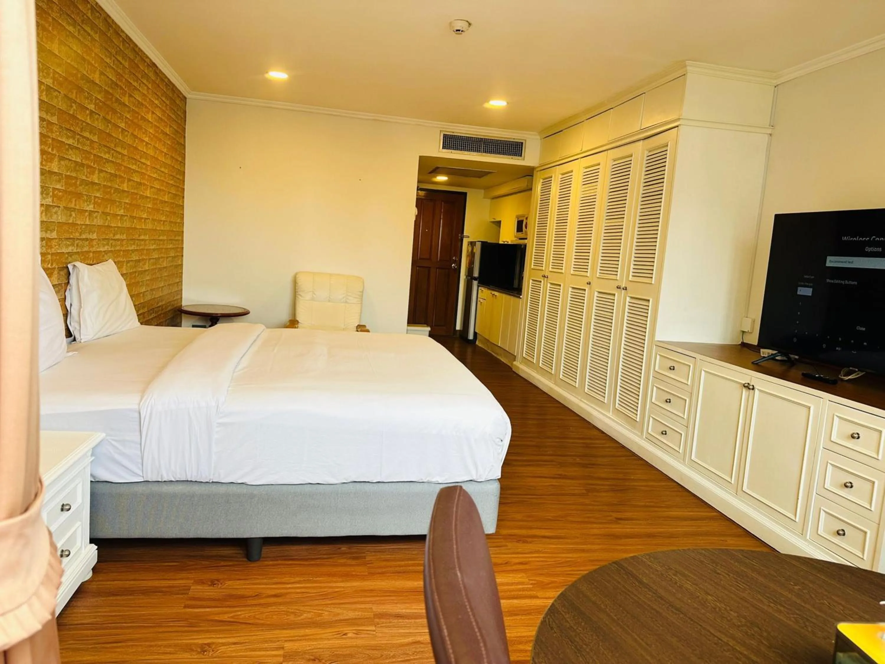 Photo of the whole room, Bed in Omni Tower Sukhumvit Soi 4 Direct Rooms