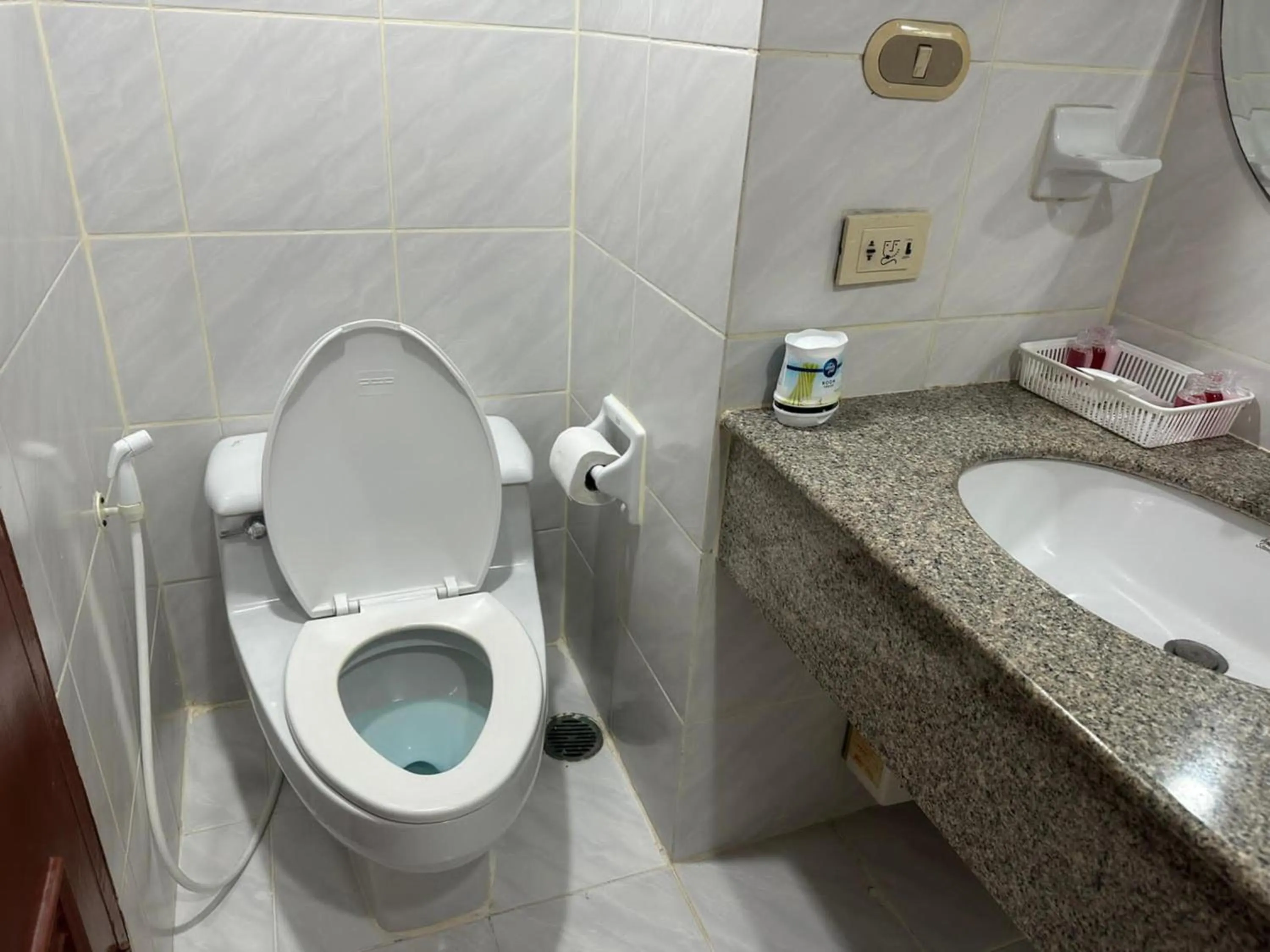 Toilet in Omni Tower Sukhumvit Soi 4 Direct Rooms