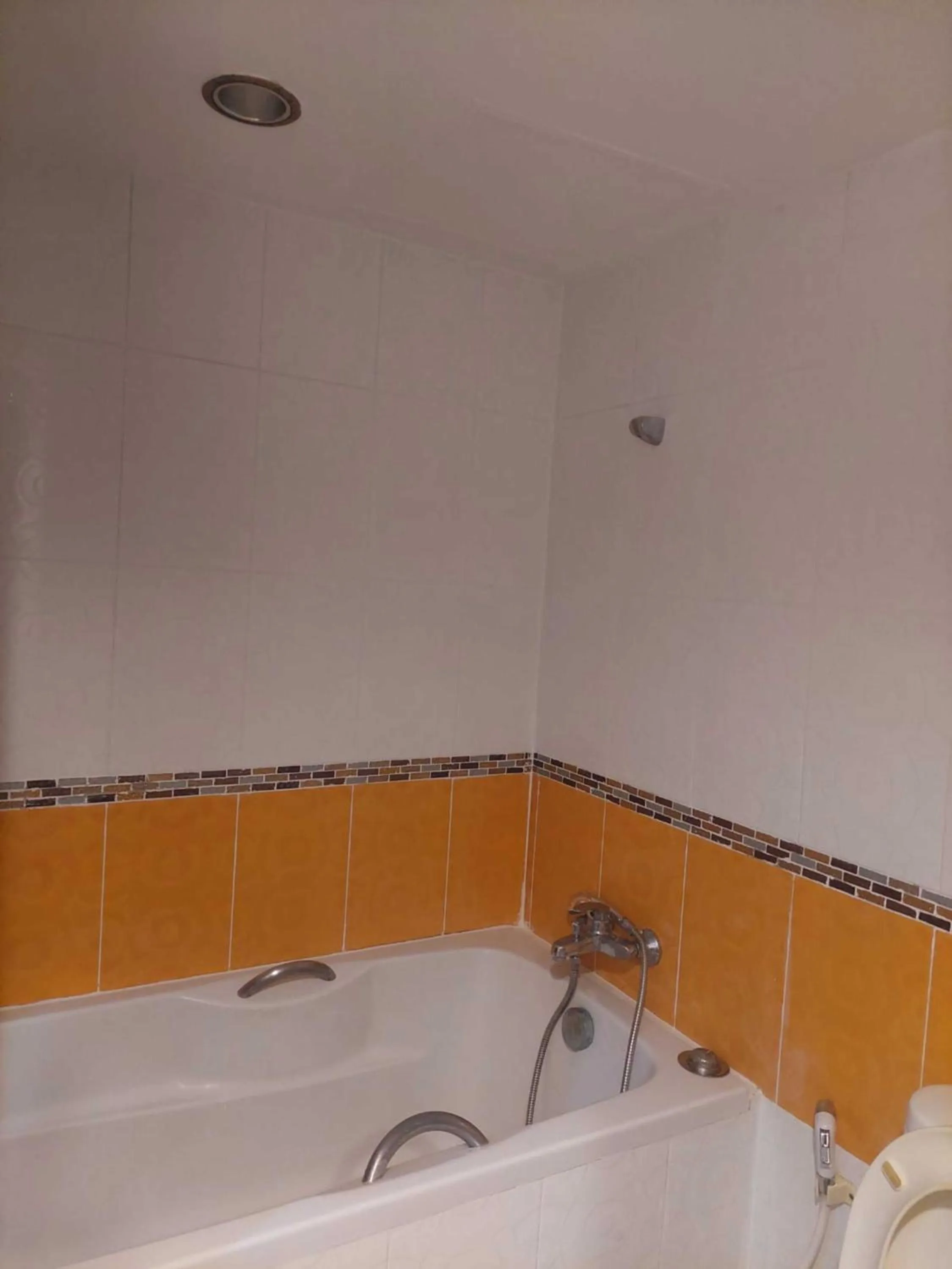 Bathroom in Omni Tower Sukhumvit Soi 4 Direct Rooms