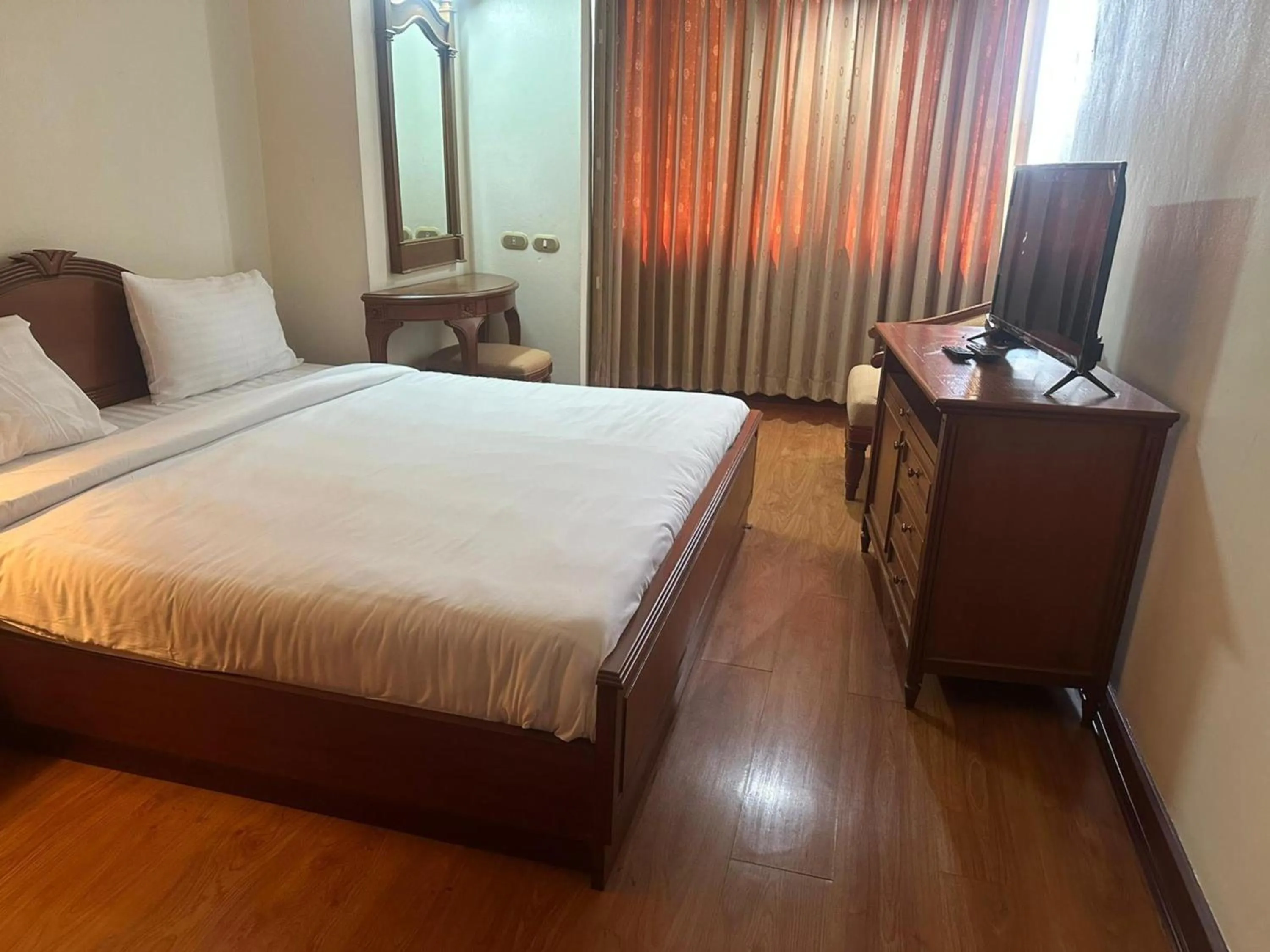 Bedroom, Bed in Omni Tower Sukhumvit Soi 4 Direct Rooms