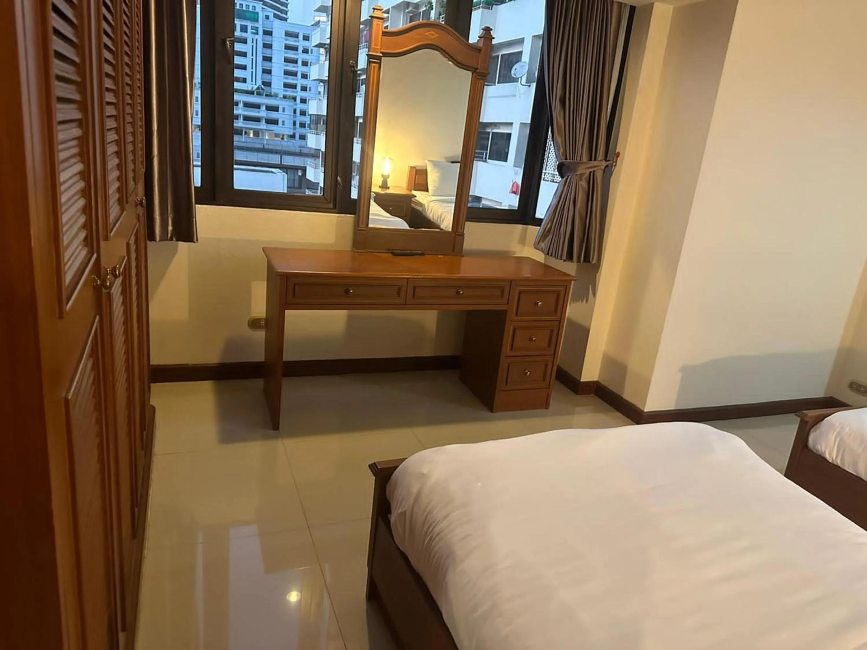 Bedroom, Bed in Omni Tower Sukhumvit Soi 4 Direct Rooms