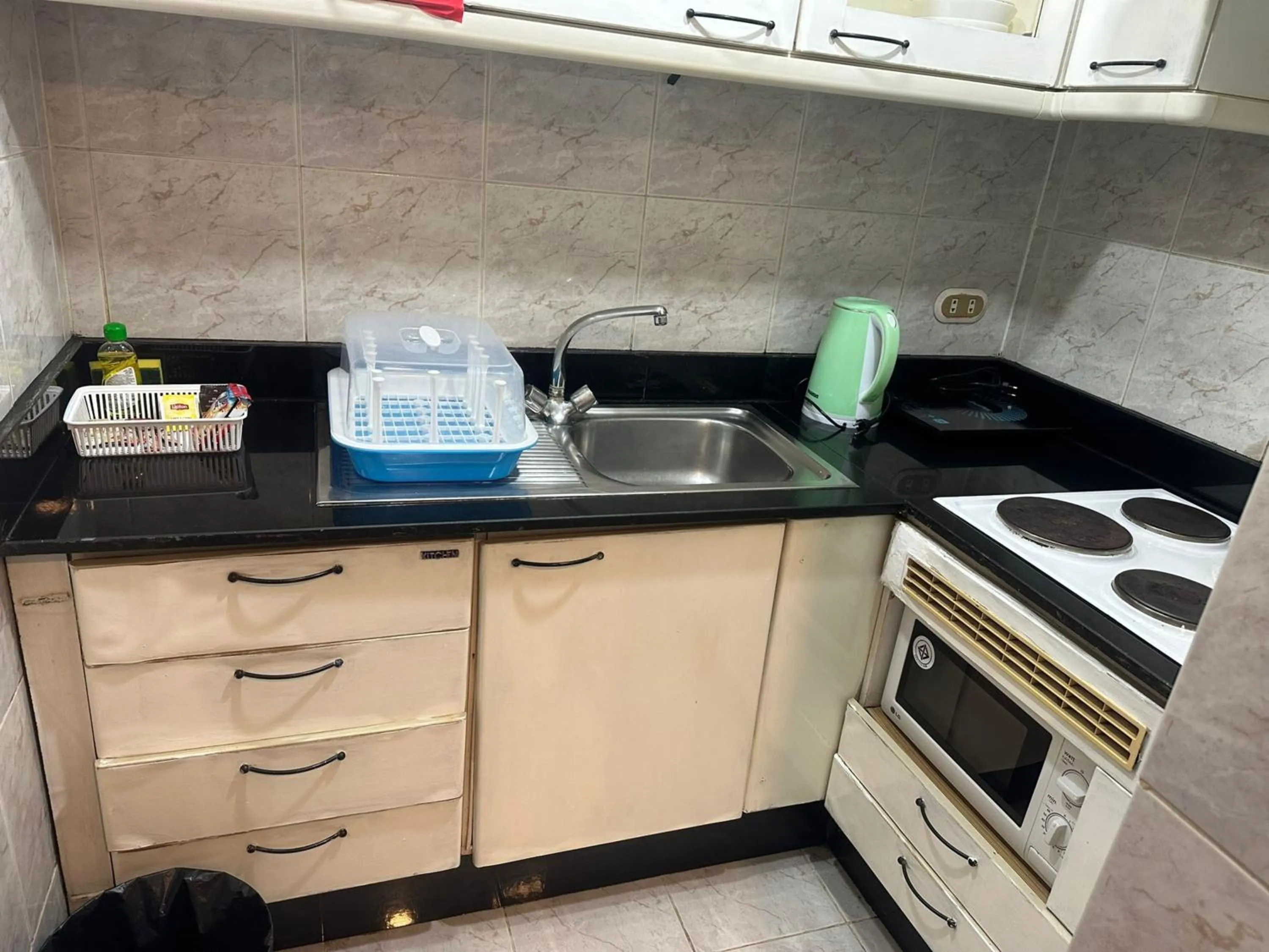 Kitchen or kitchenette in Omni Tower Sukhumvit Soi 4 Direct Rooms