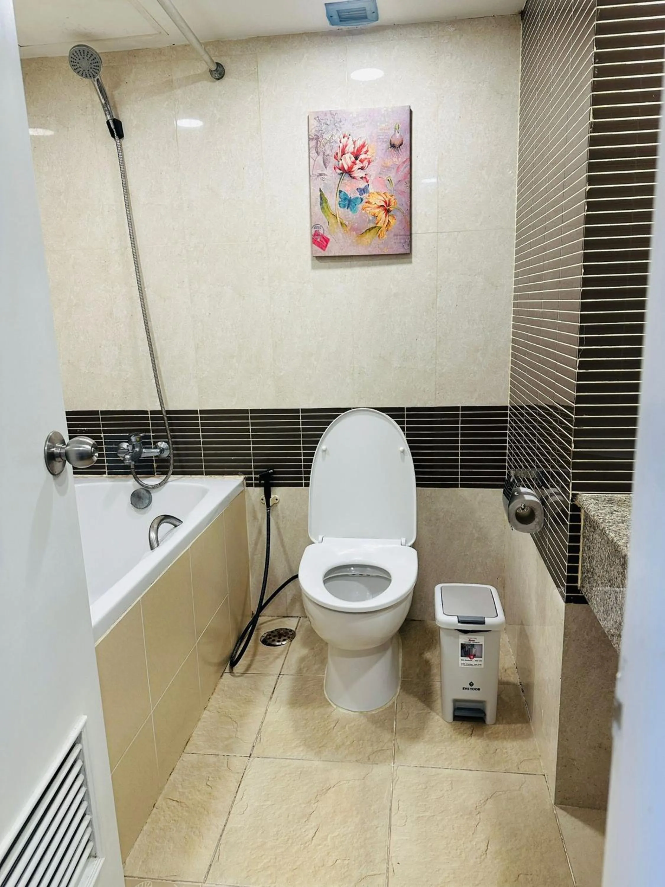 Toilet in Omni Tower Sukhumvit Soi 4 Direct Rooms