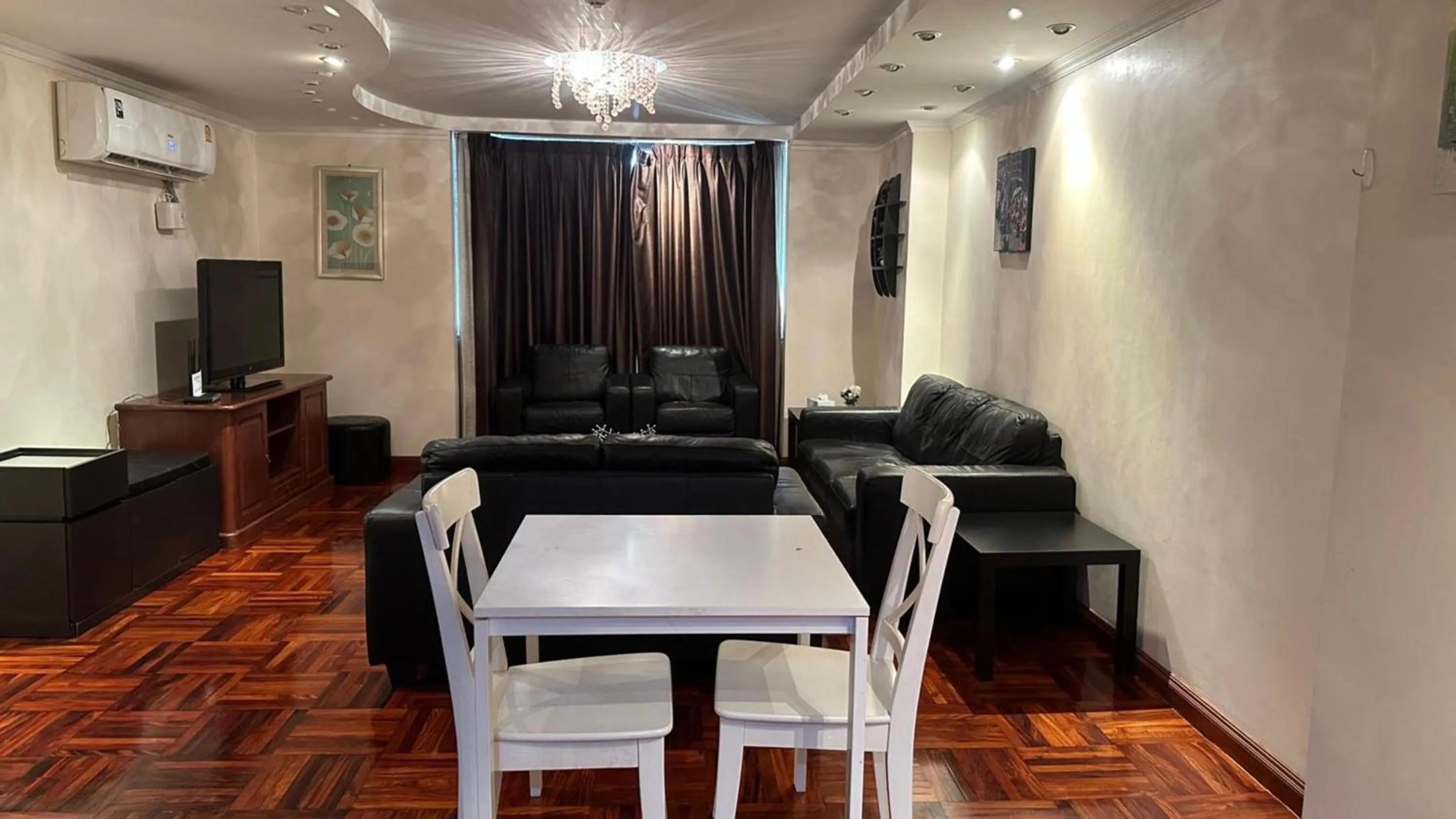 Living room in Omni Tower Sukhumvit Soi 4 Direct Rooms