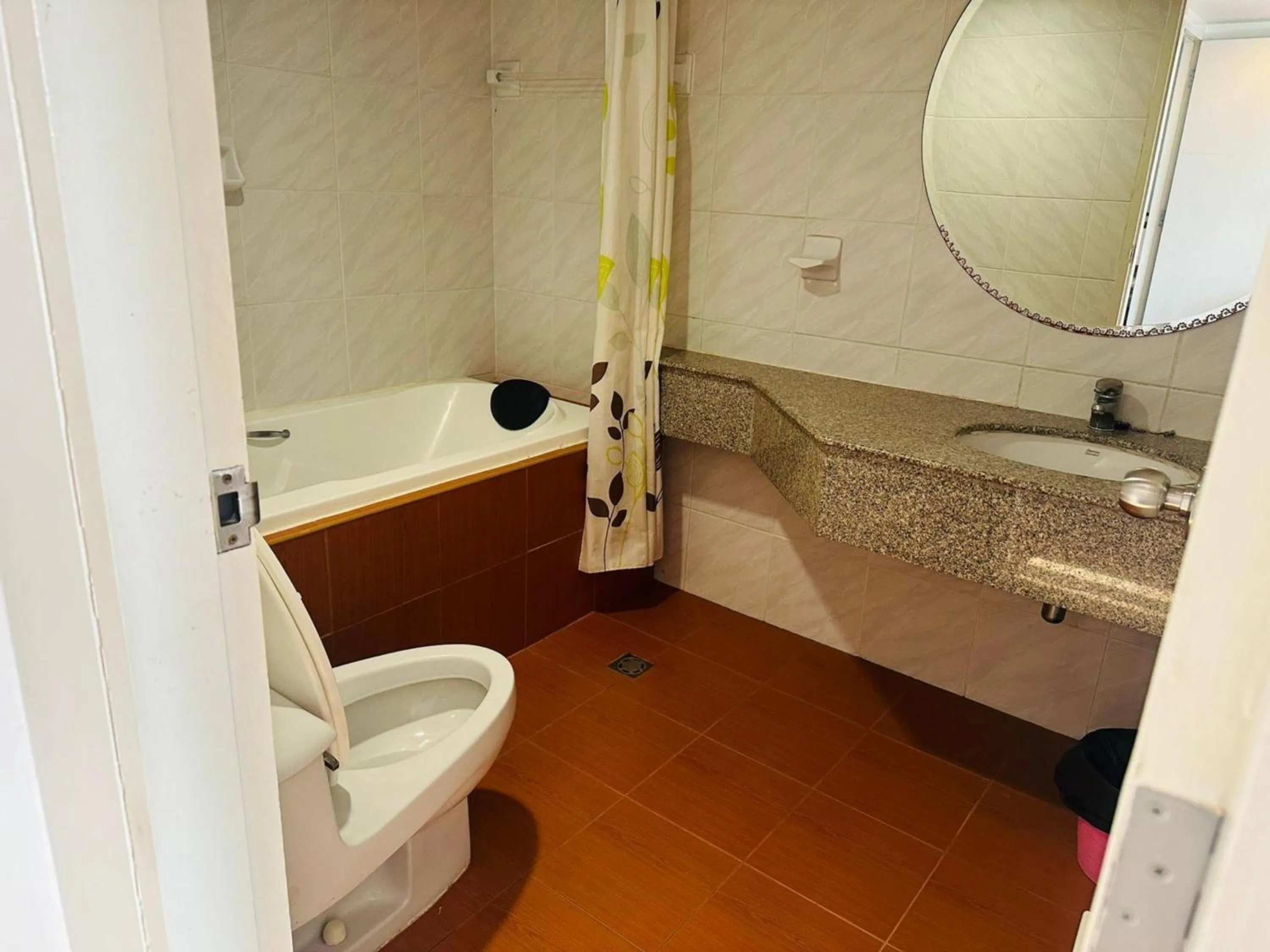 Toilet in Omni Tower Sukhumvit Soi 4 Direct Rooms