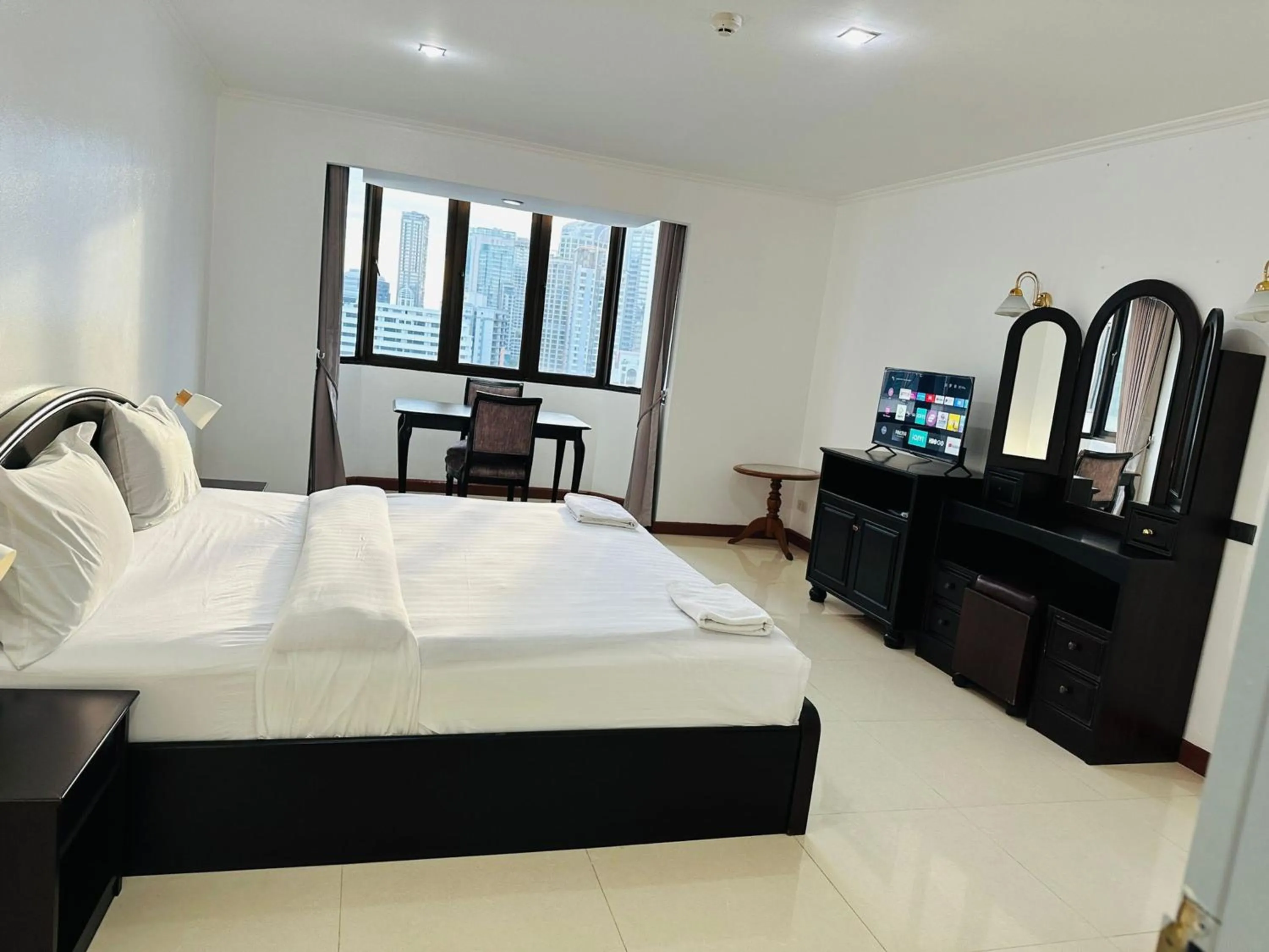 Bedroom, Bed in Omni Tower Sukhumvit Soi 4 Direct Rooms
