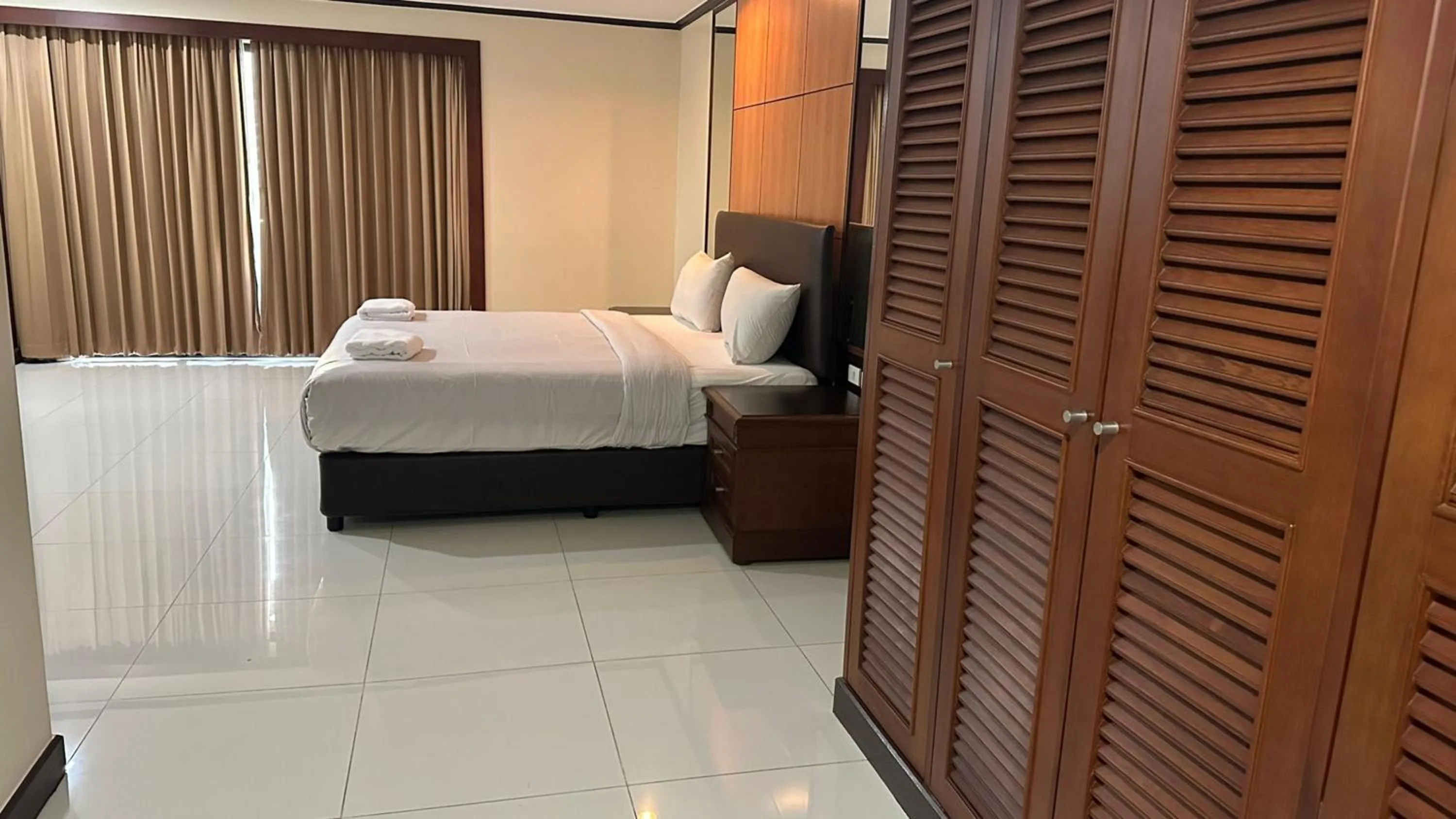 Bedroom, Bed in Omni Tower Sukhumvit Soi 4 Direct Rooms