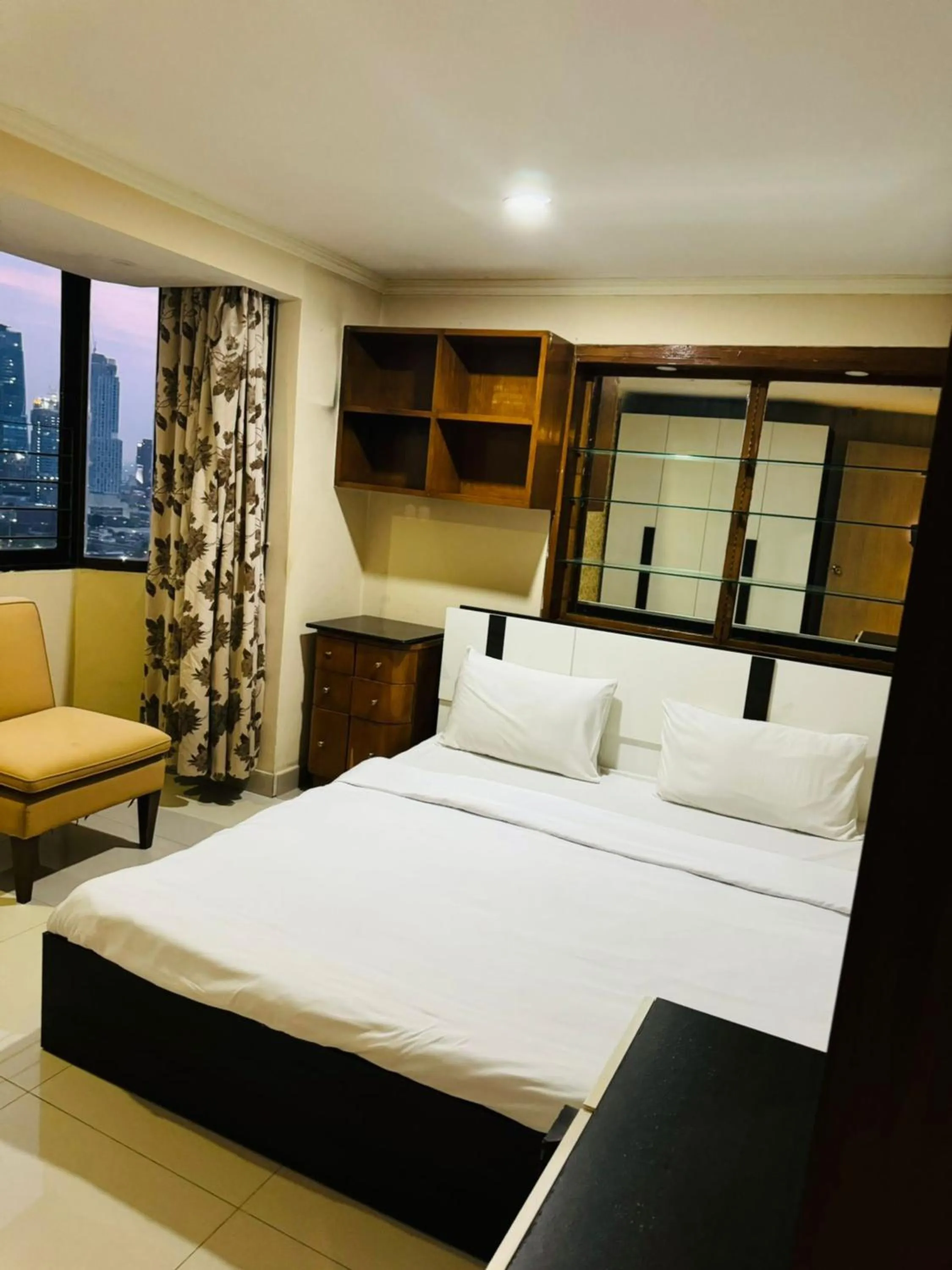 Bedroom, Bed in Omni Tower Sukhumvit Soi 4 Direct Rooms