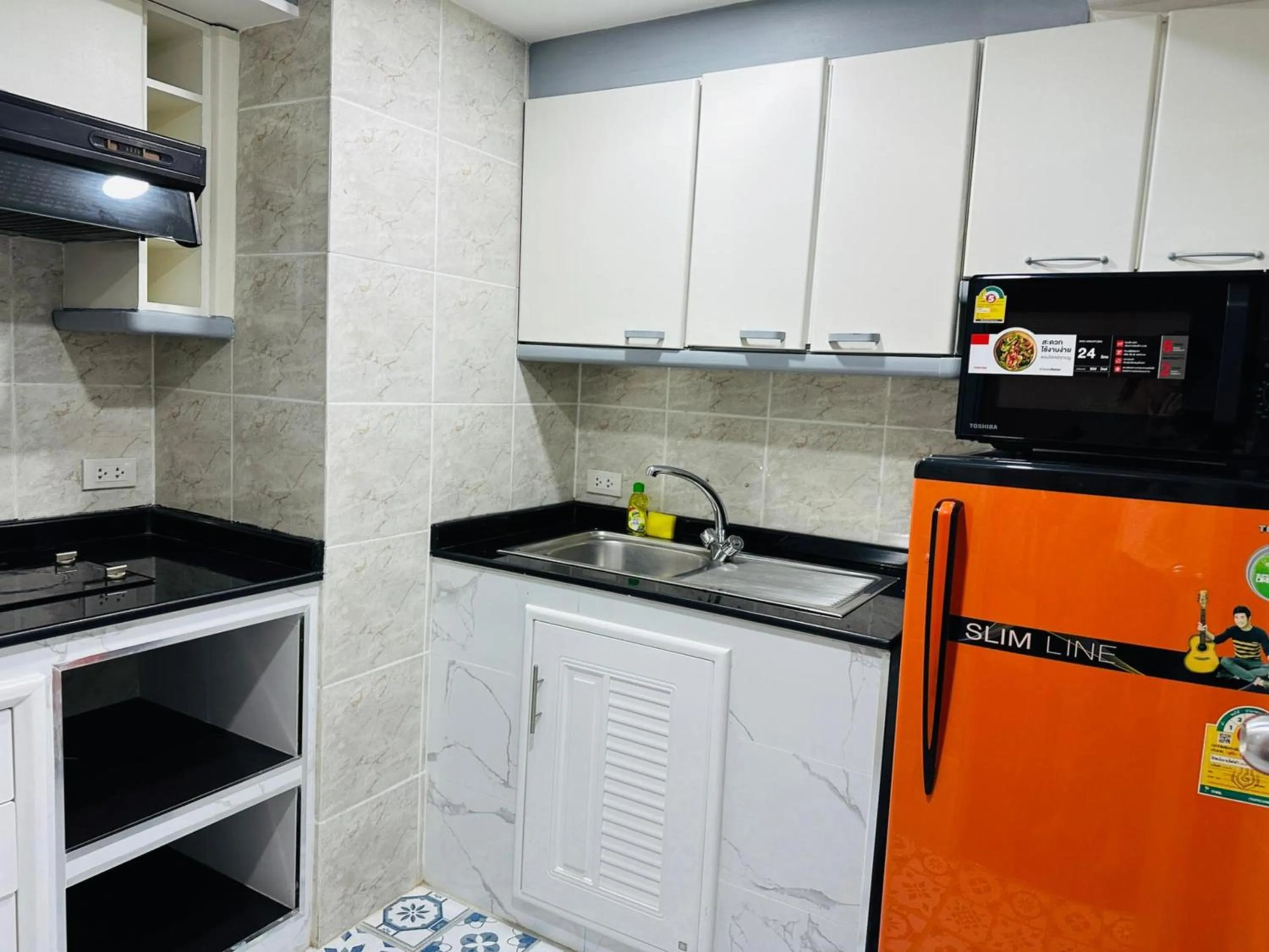Kitchen or kitchenette in Omni Tower Sukhumvit Soi 4 Direct Rooms