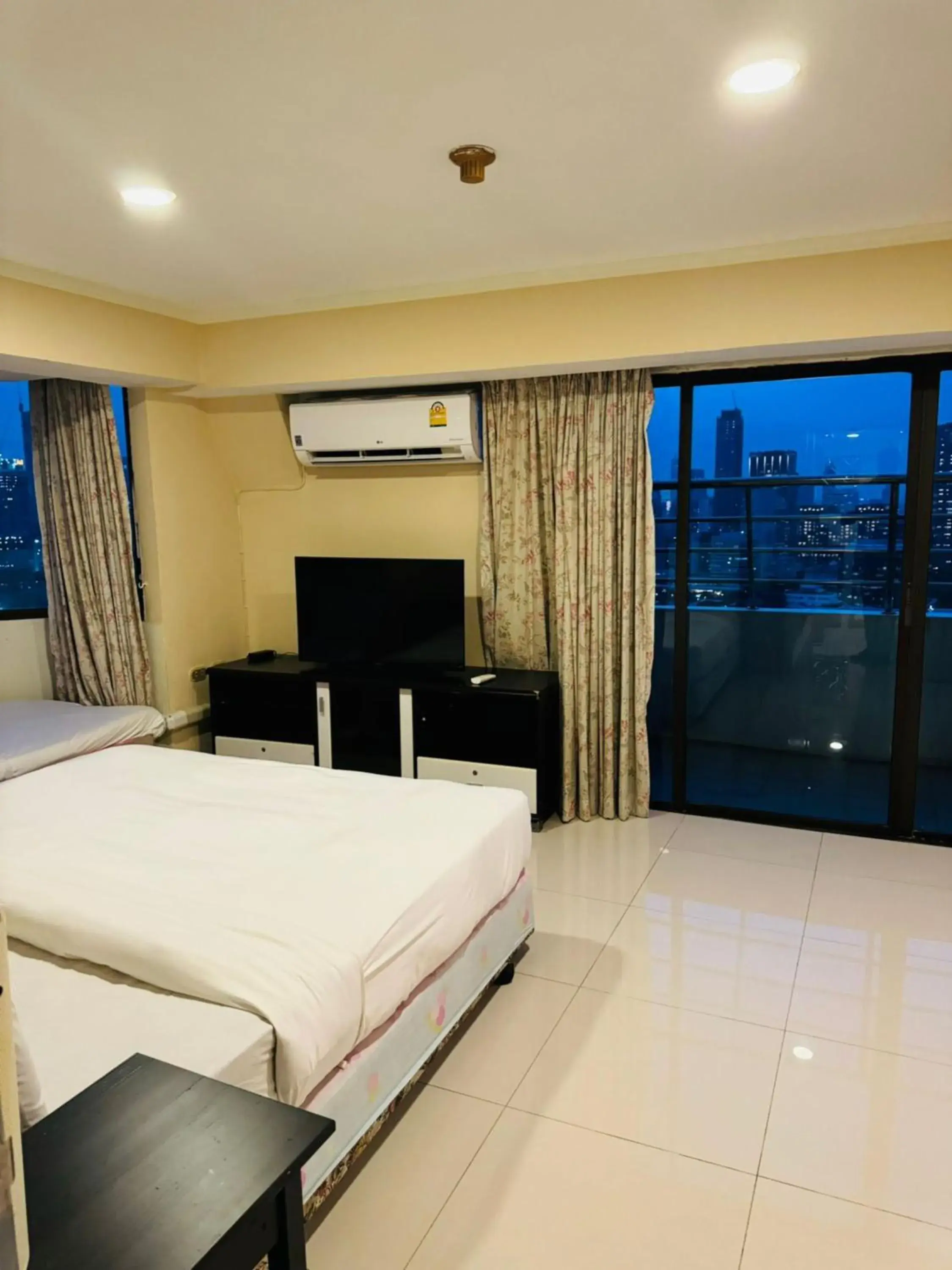 Deluxe Double Room with Balcony in Omni Tower Sukhumvit Soi 4 Direct Deluxe Double Room with Balcony in Omni Tower Sukhumvit Soi 4 Direct