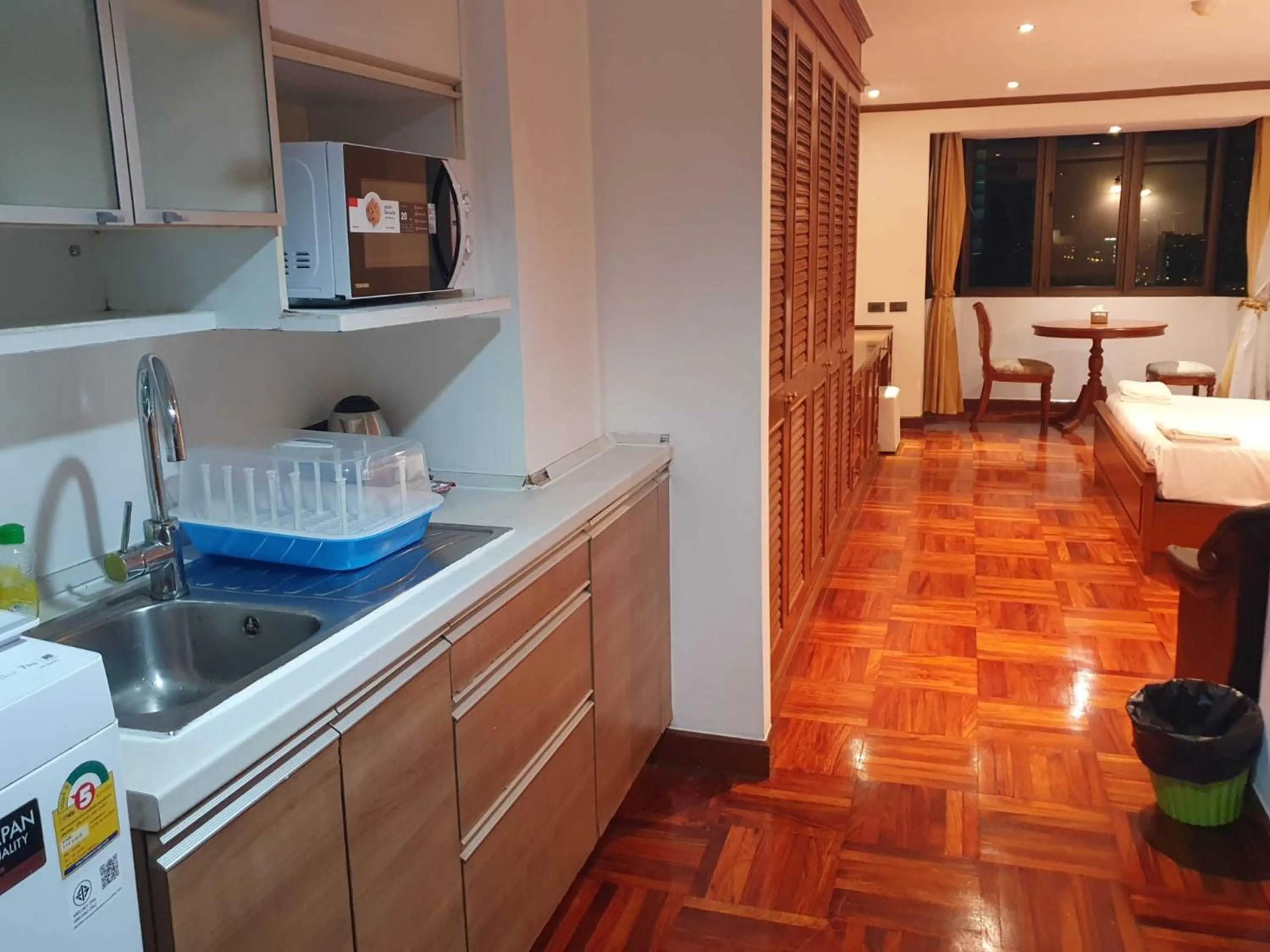 microwave in Omni Tower Sukhumvit Soi 4 Direct Rooms