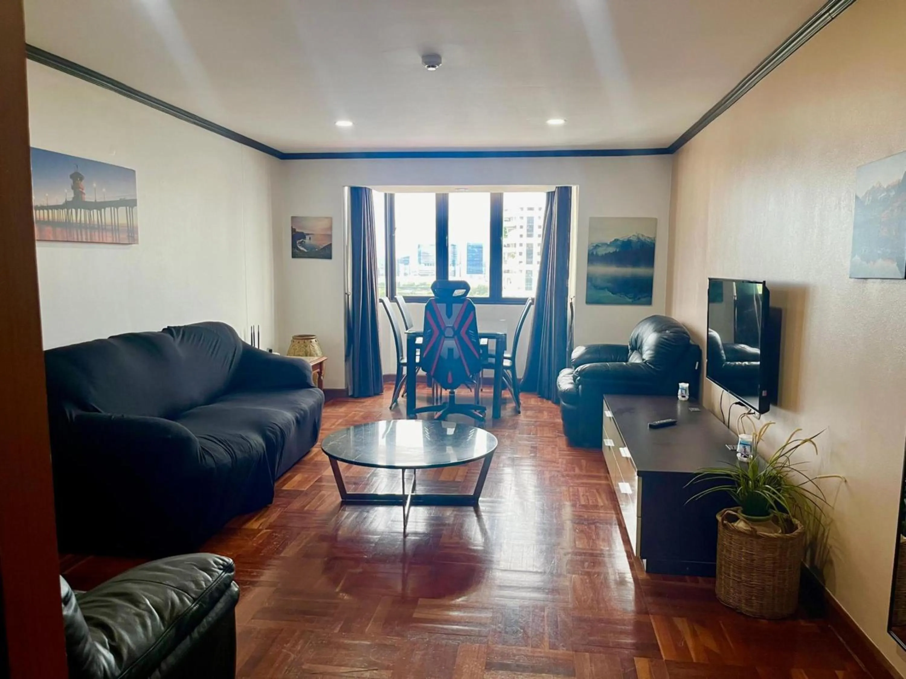 Living room in Omni Tower Sukhumvit Soi 4 Direct Rooms