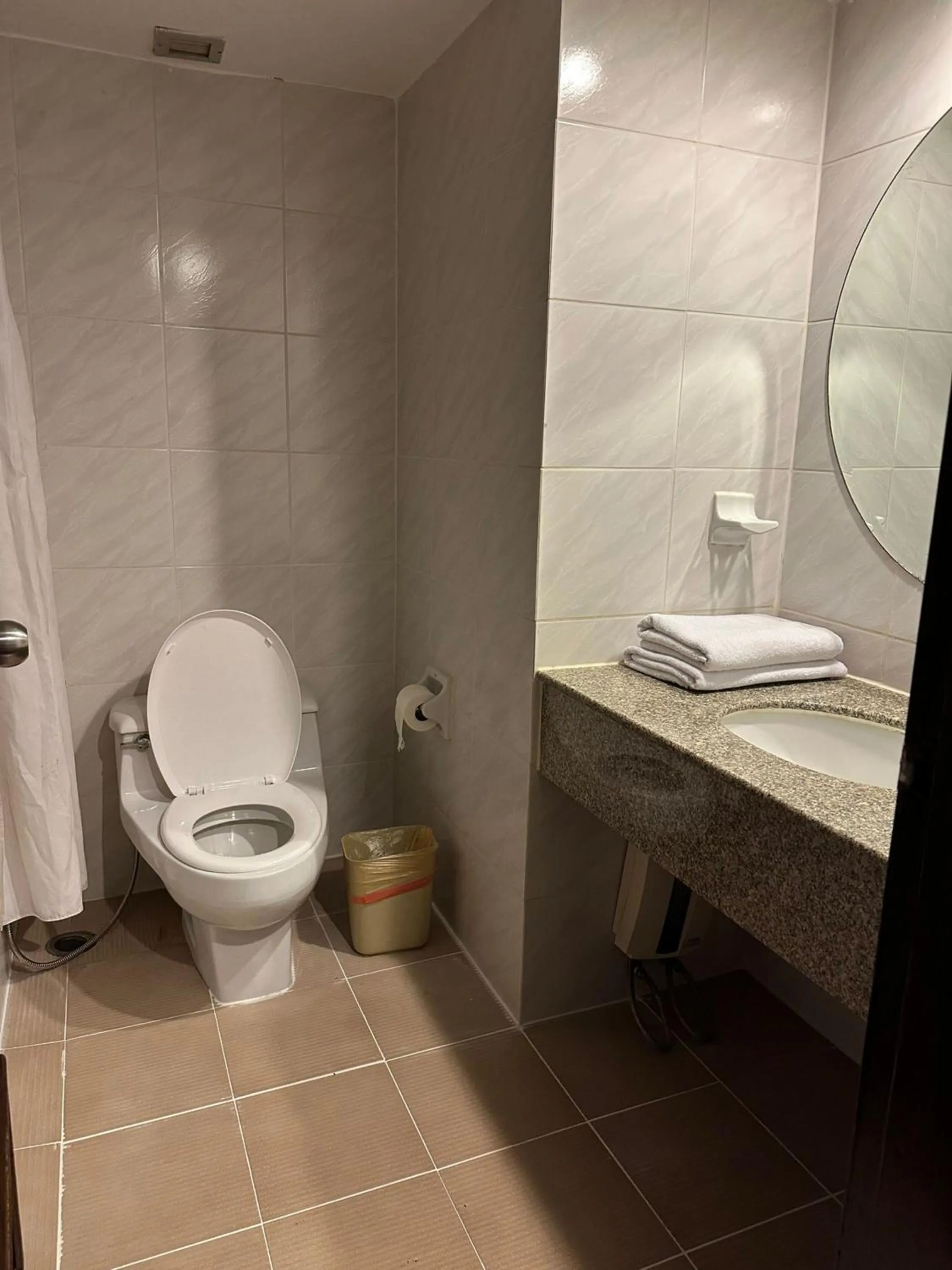 Bathroom in Omni Tower Sukhumvit Soi 4 Direct Rooms