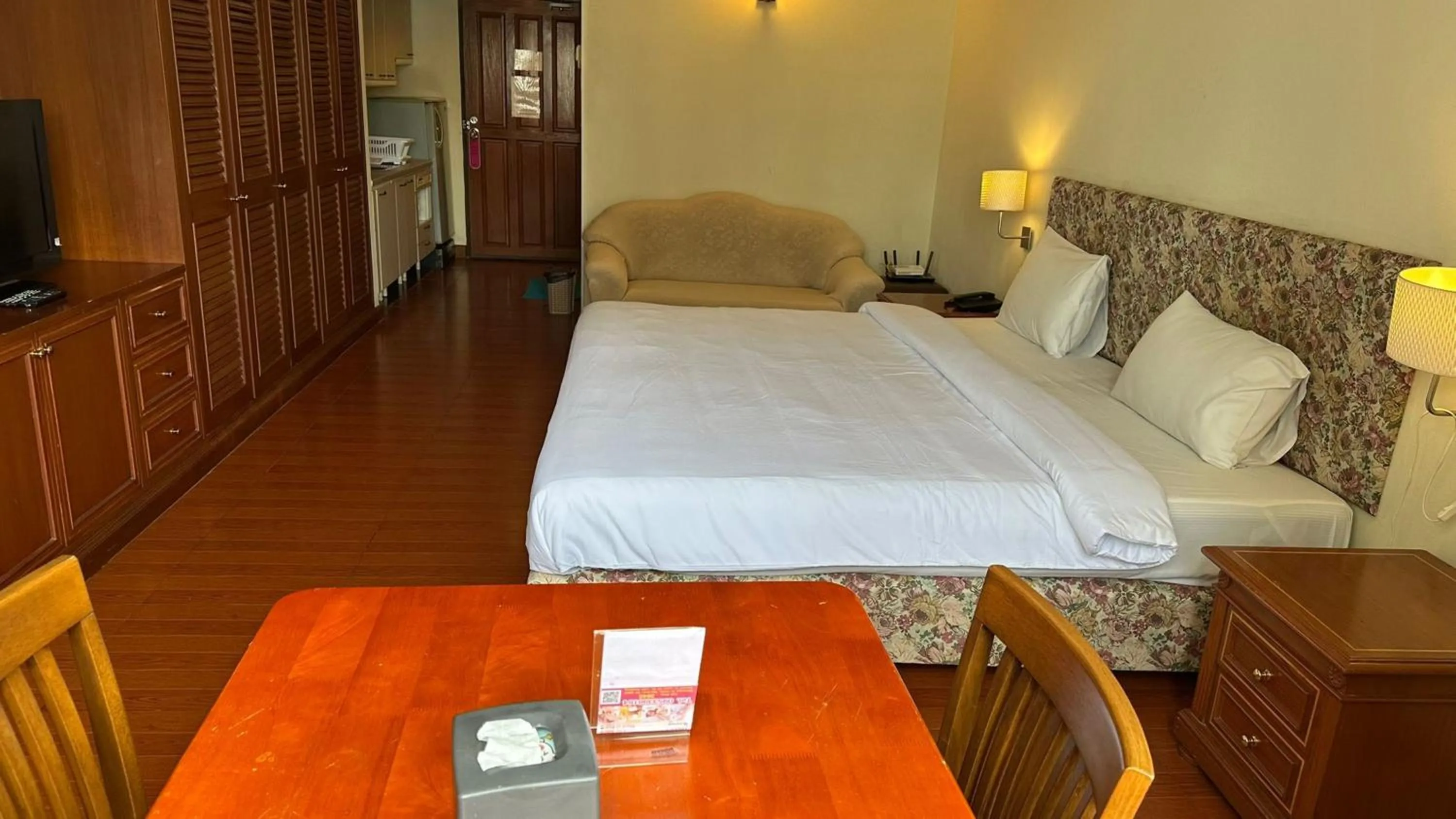 Bedroom, Bed in Omni Tower Sukhumvit Soi 4 Direct Rooms