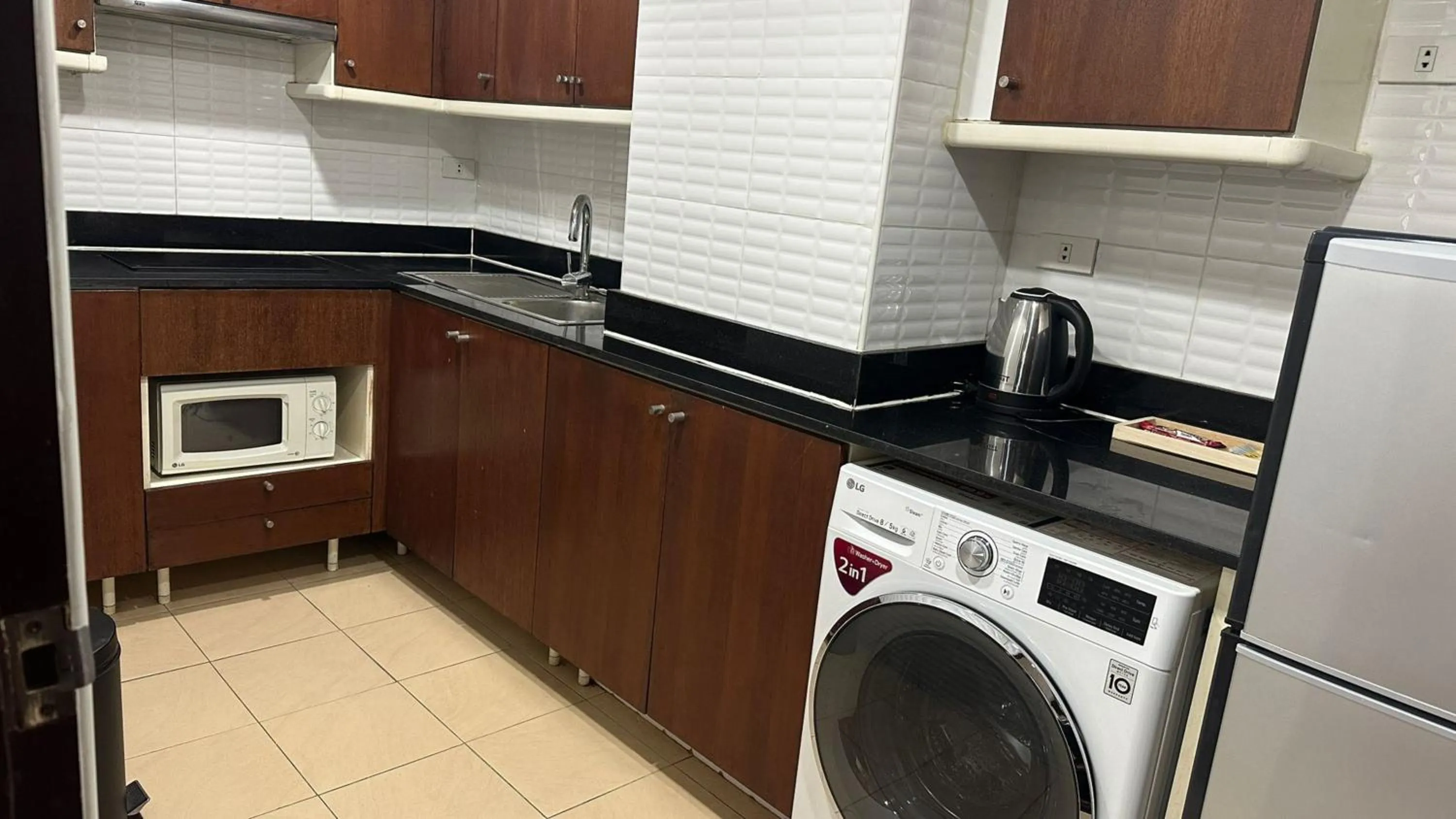 Kitchen or kitchenette in Omni Tower Sukhumvit Soi 4 Direct Rooms