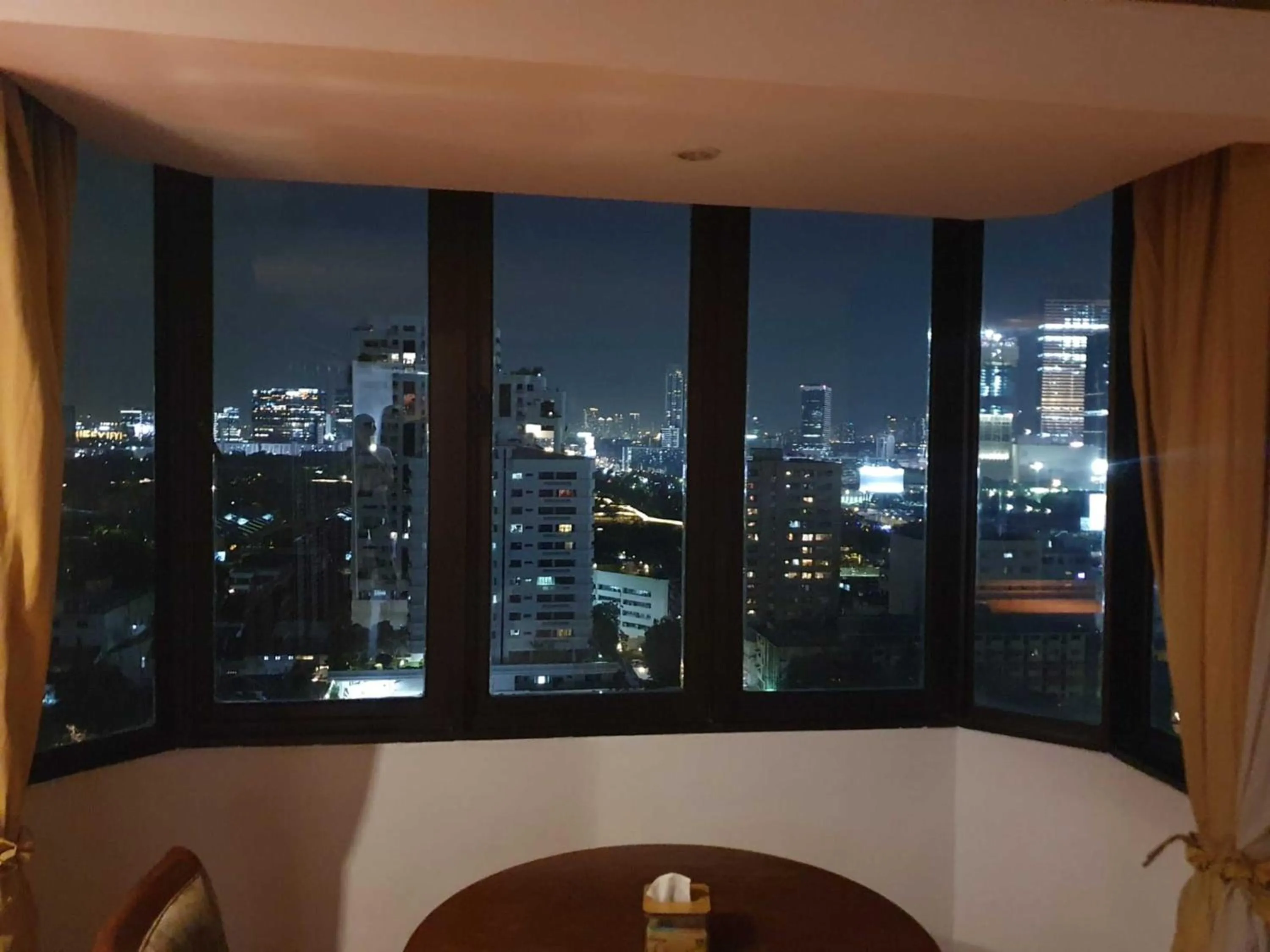 Night in Omni Tower Sukhumvit Soi 4 Direct Rooms