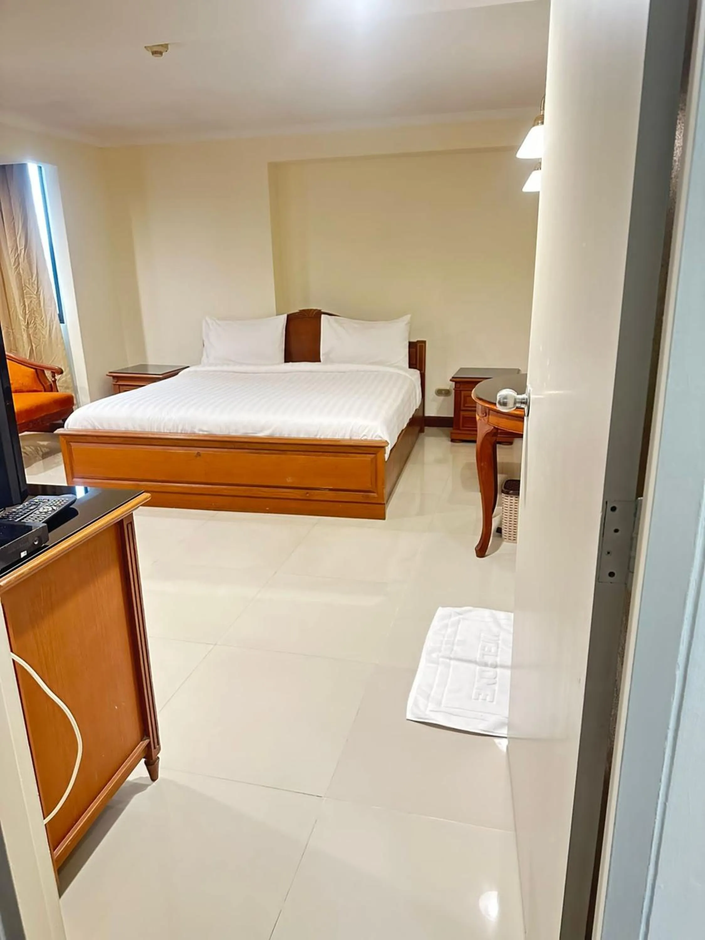 Bedroom, Bed in Omni Tower Sukhumvit Soi 4 Direct Rooms