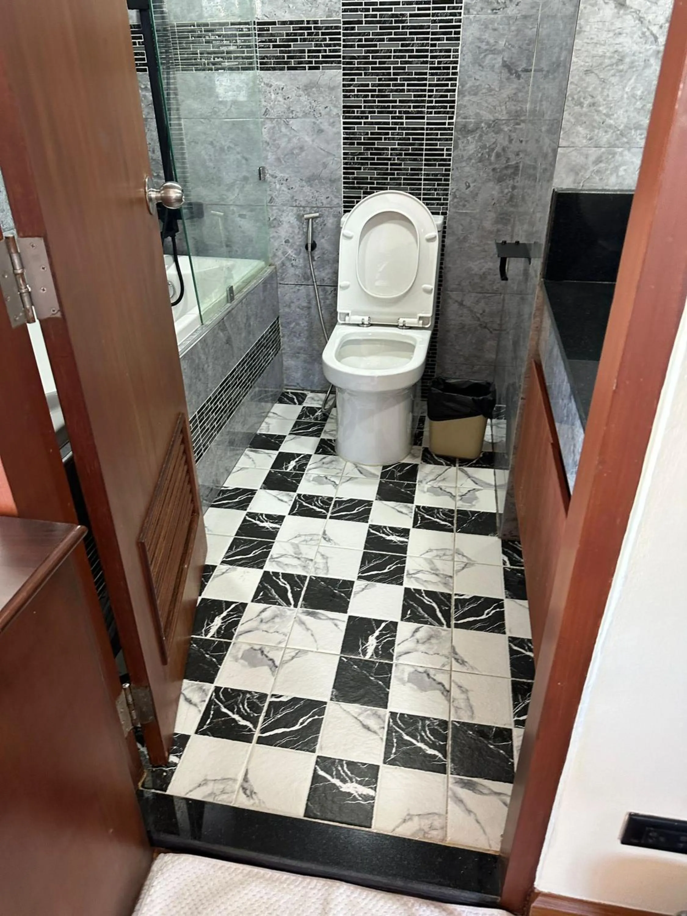 Bathroom in Omni Tower Sukhumvit Soi 4 Direct Rooms