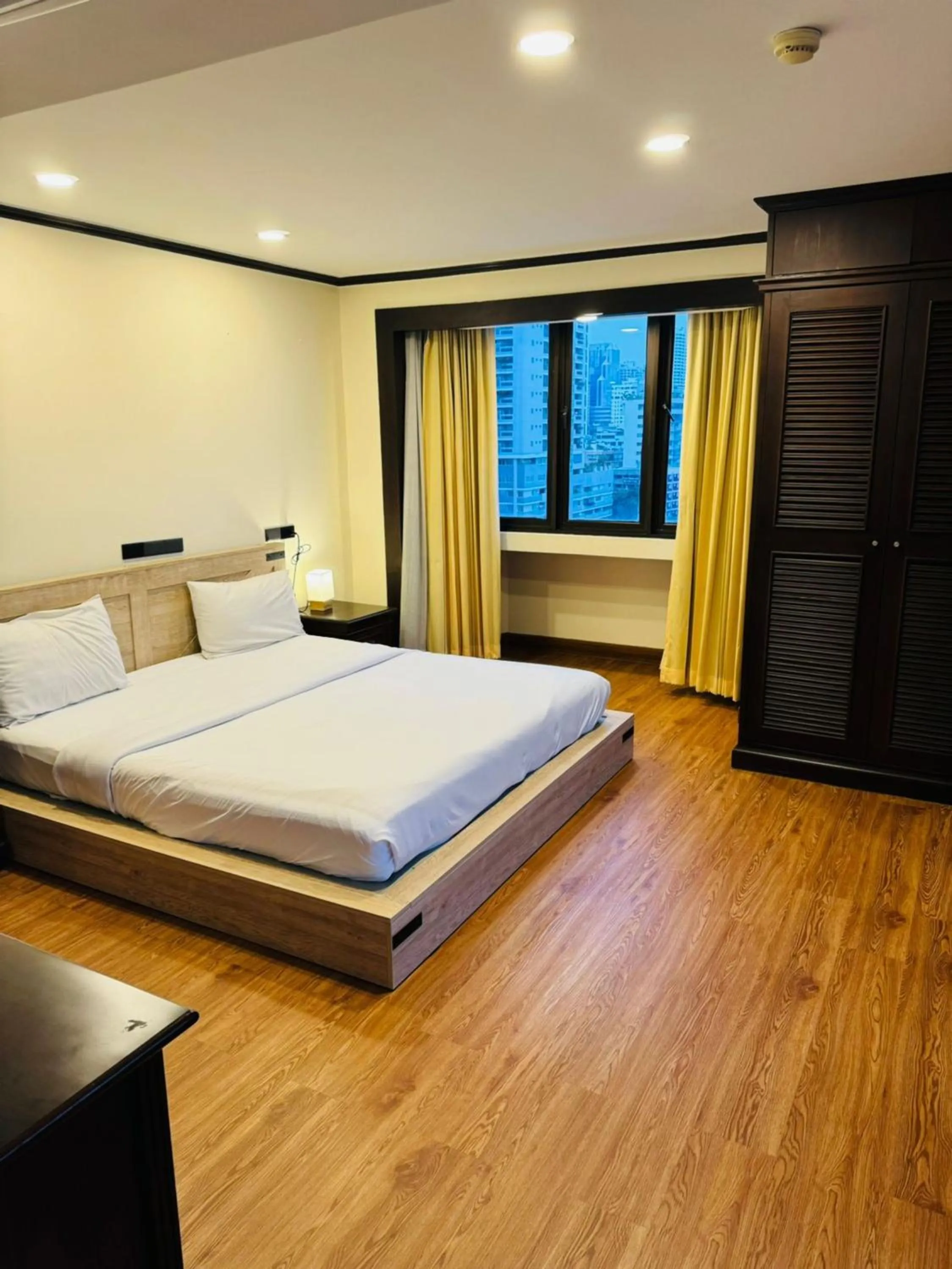 Bedroom, Bed in Omni Tower Sukhumvit Soi 4 Direct Rooms