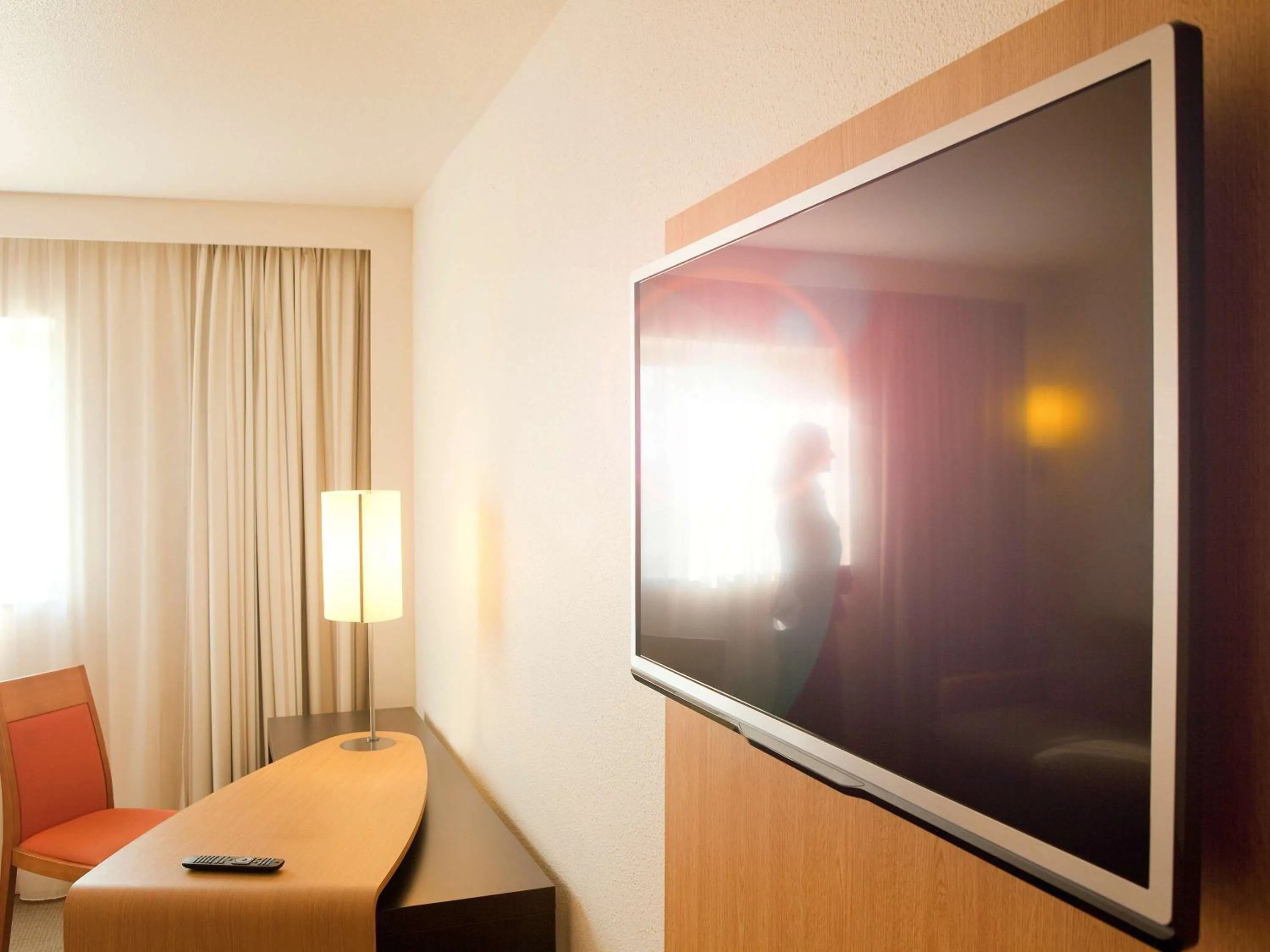 Photo of the whole room, TV/Entertainment Center in Novotel London Heathrow Airport M4 Jct. 4