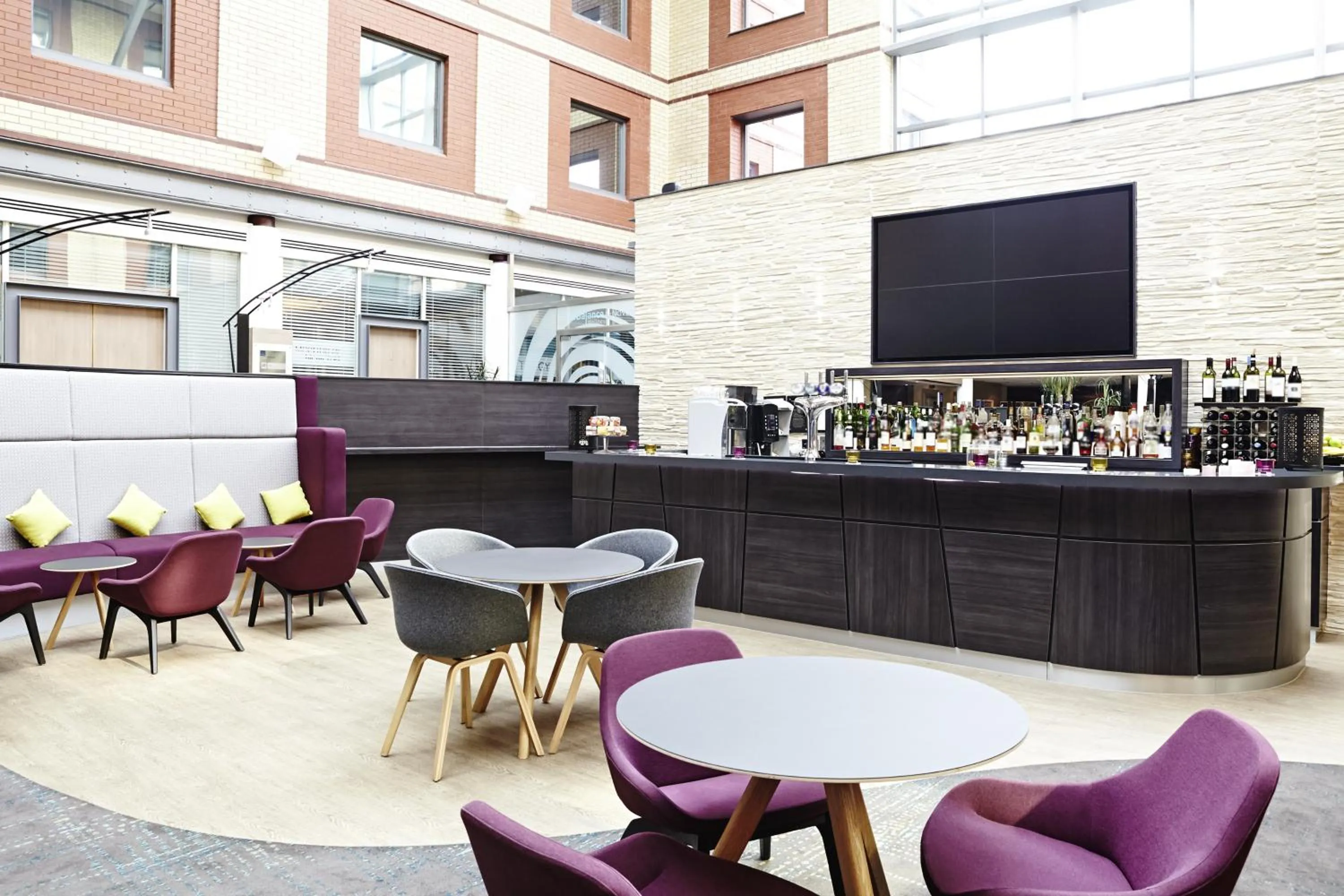 Lounge or bar, Restaurant/Places to Eat in Novotel London Heathrow Airport M4 Jct. 4