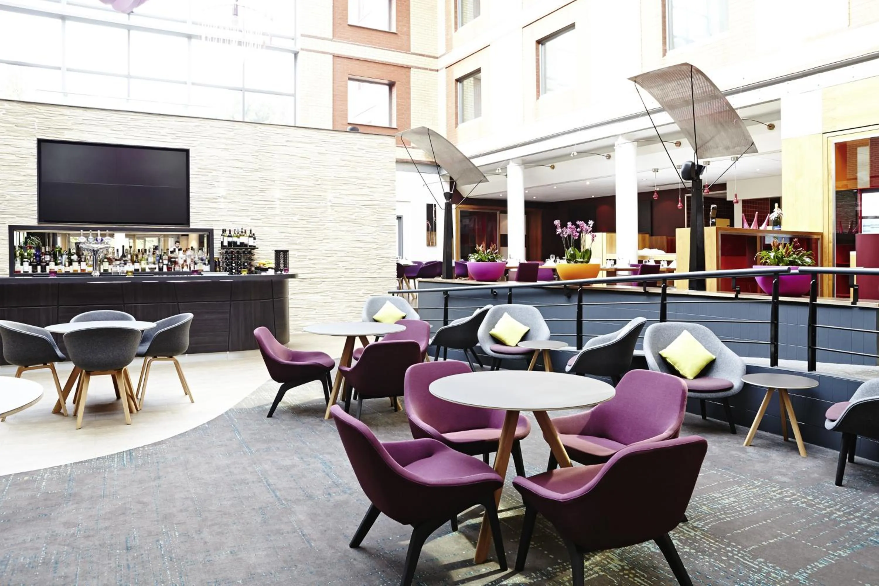 Lounge or bar, Restaurant/Places to Eat in Novotel London Heathrow Airport M4 Jct. 4