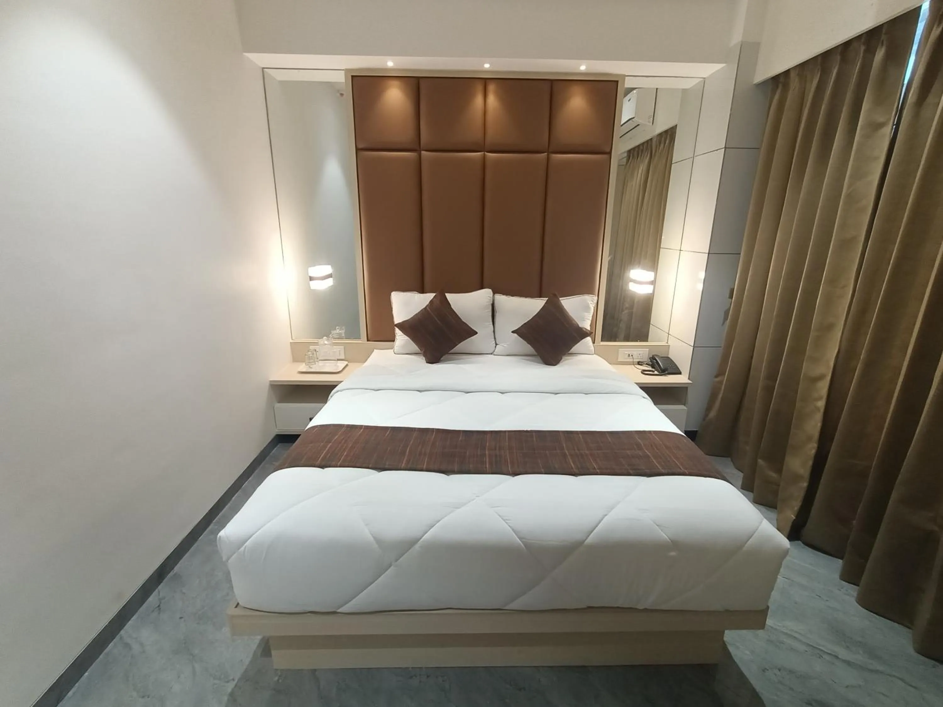 Bed in Hotel Pearl Residency Thane