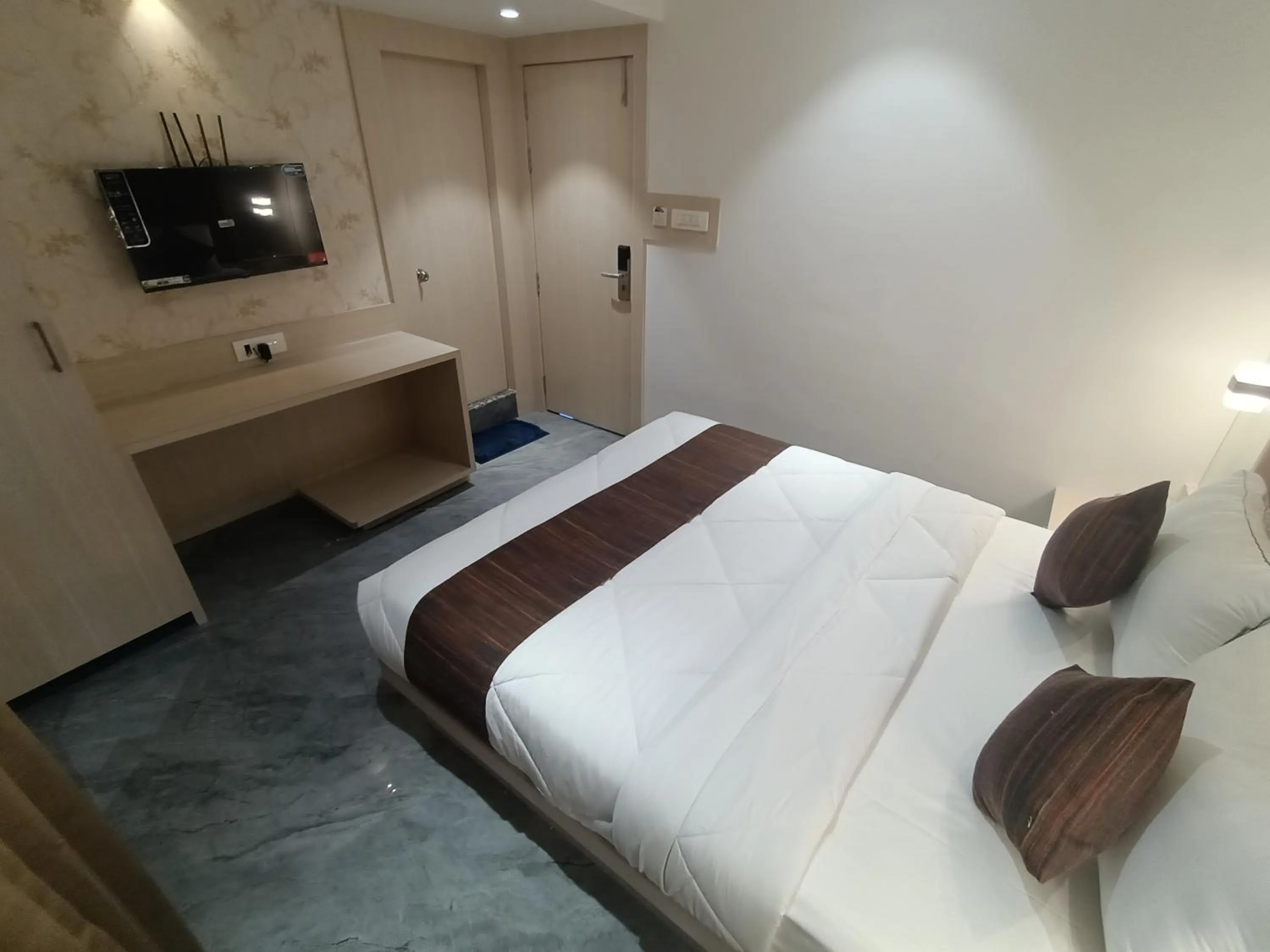 Communal lounge/ TV room, Bed in Hotel Pearl Residency Thane