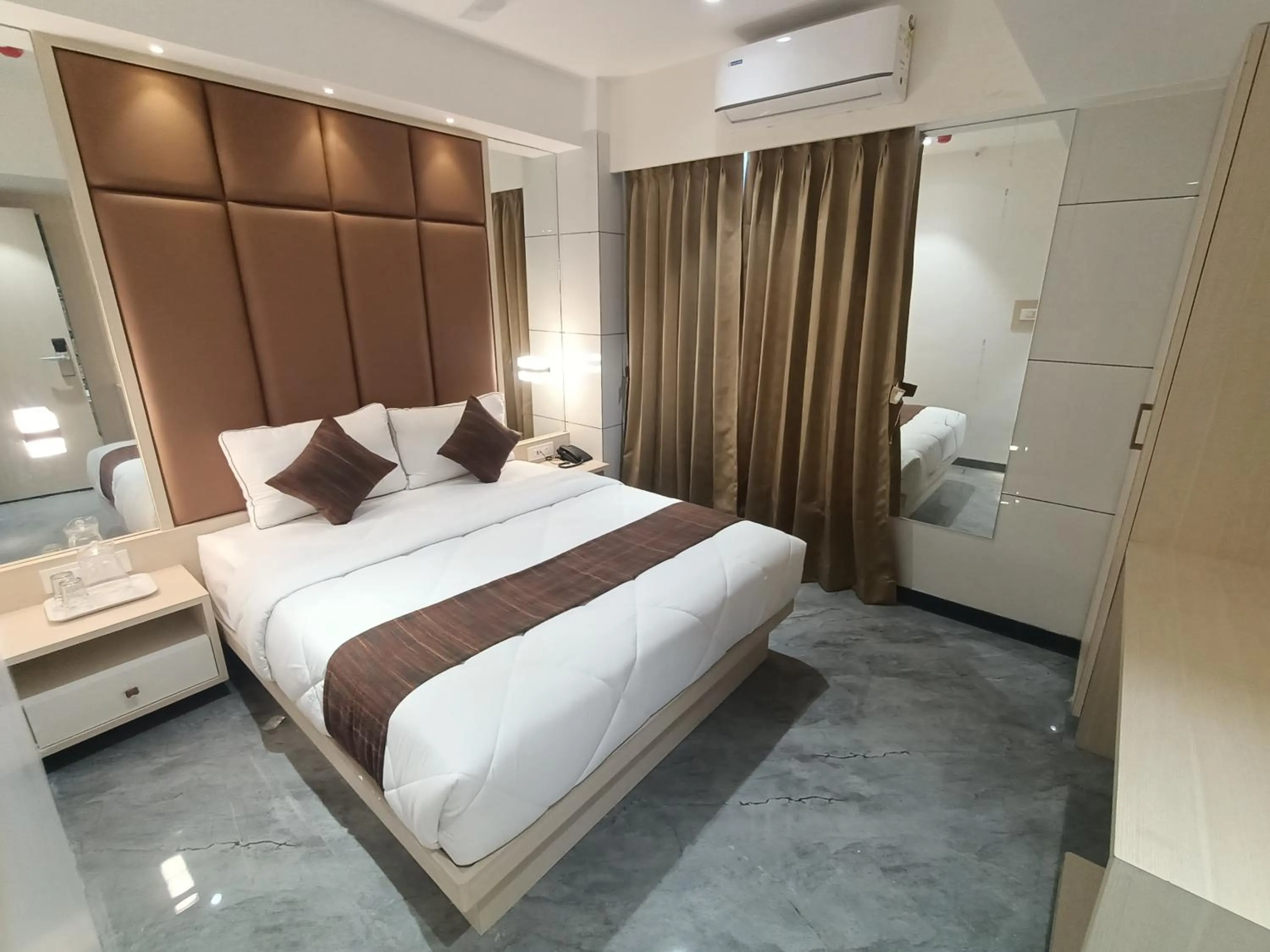 Bed in Hotel Pearl Residency Thane