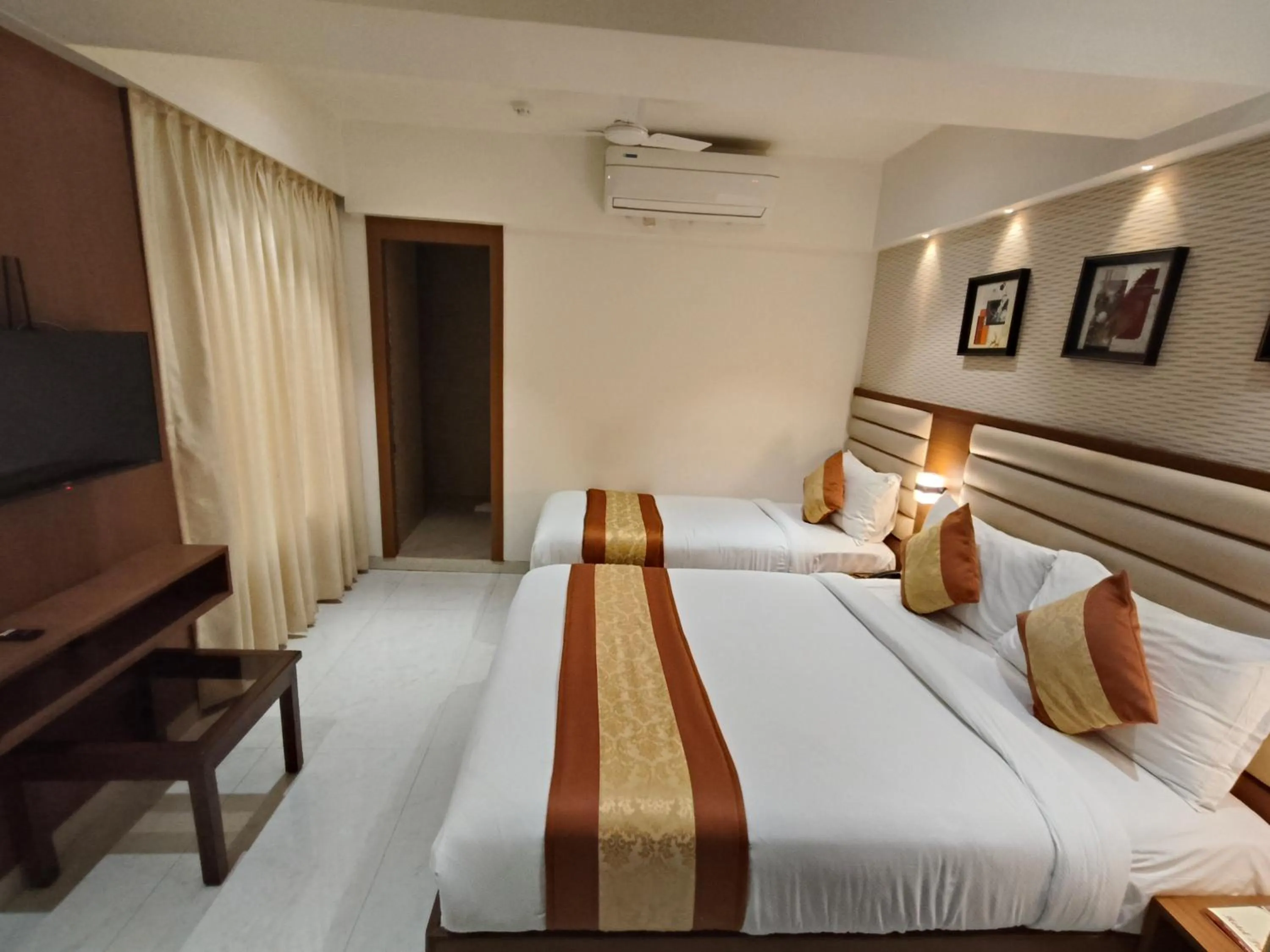 Bed in Hotel Pearl Residency Thane