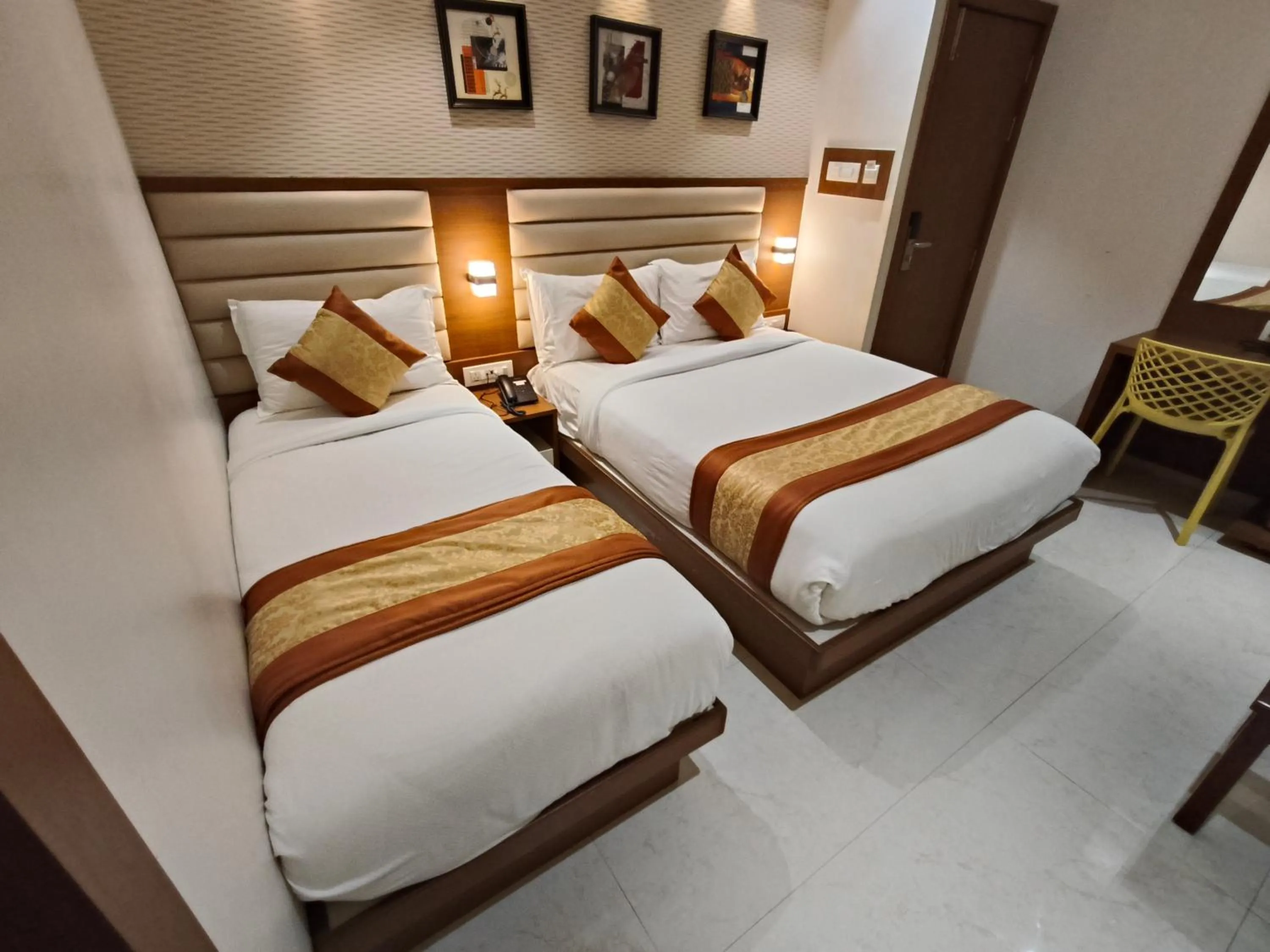Bed in Hotel Pearl Residency Thane