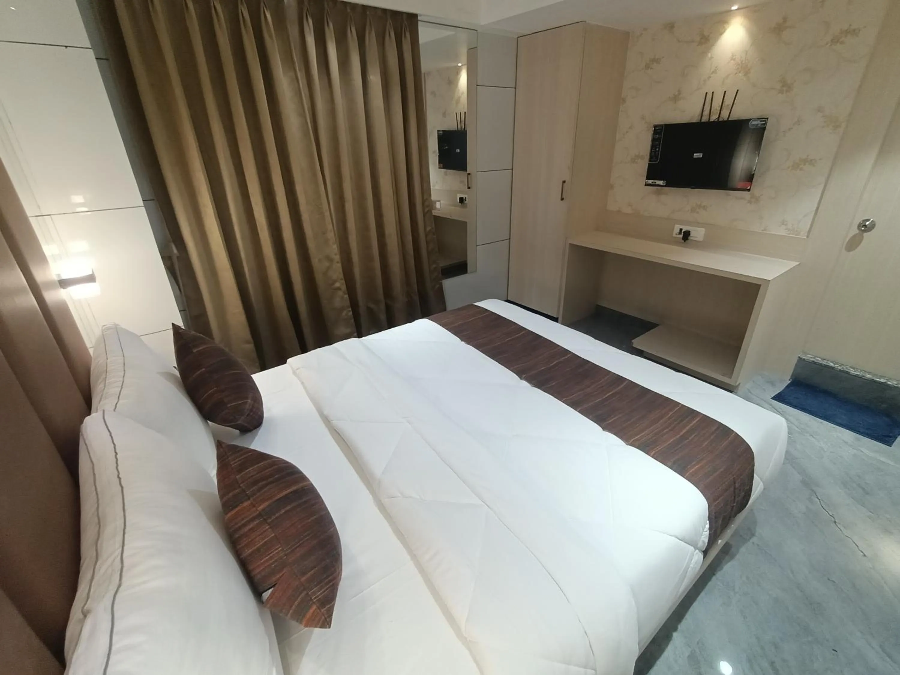 Communal lounge/ TV room, Bed in Hotel Pearl Residency Thane