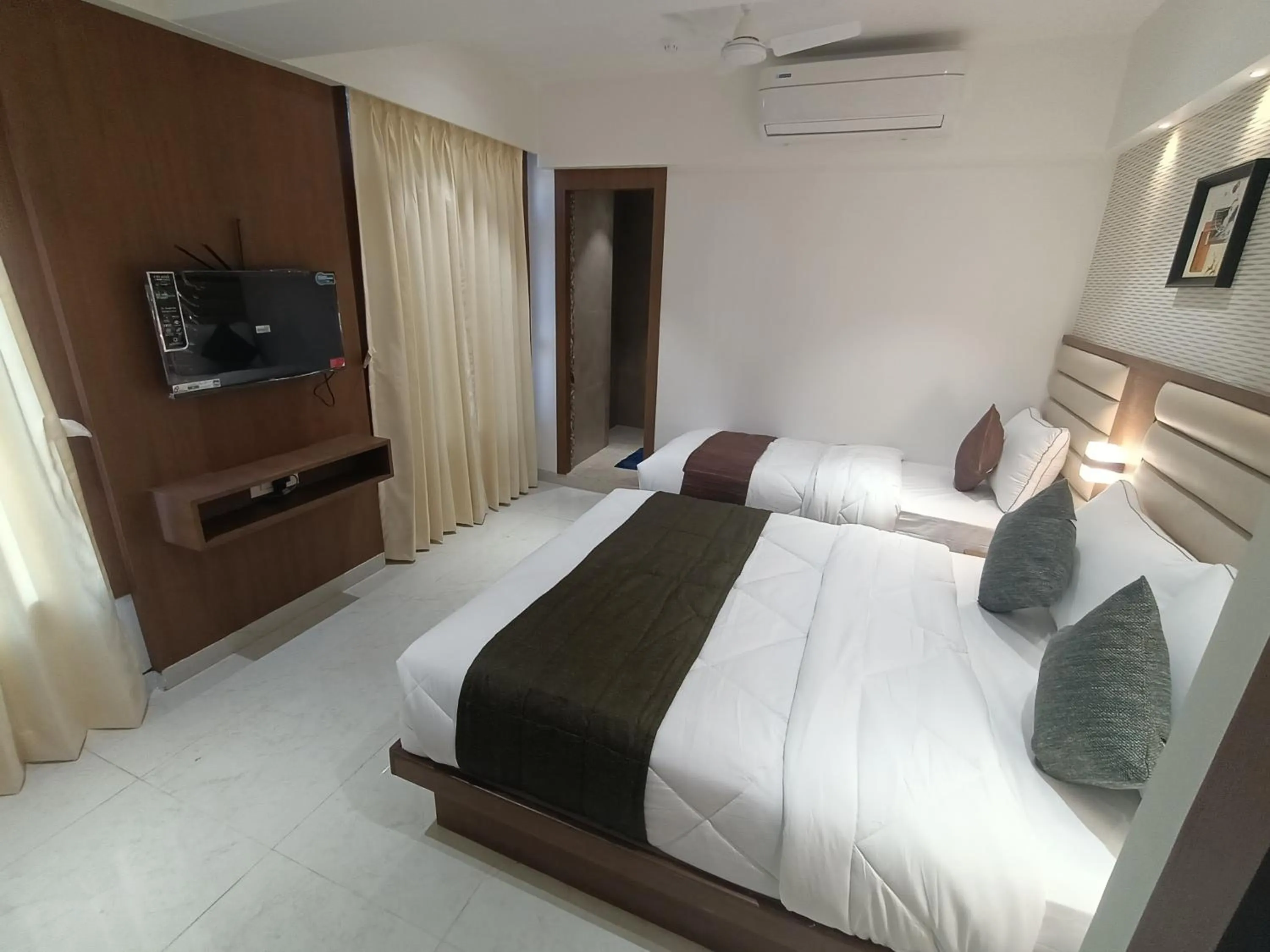 Communal lounge/ TV room, Bed in Hotel Pearl Residency Thane