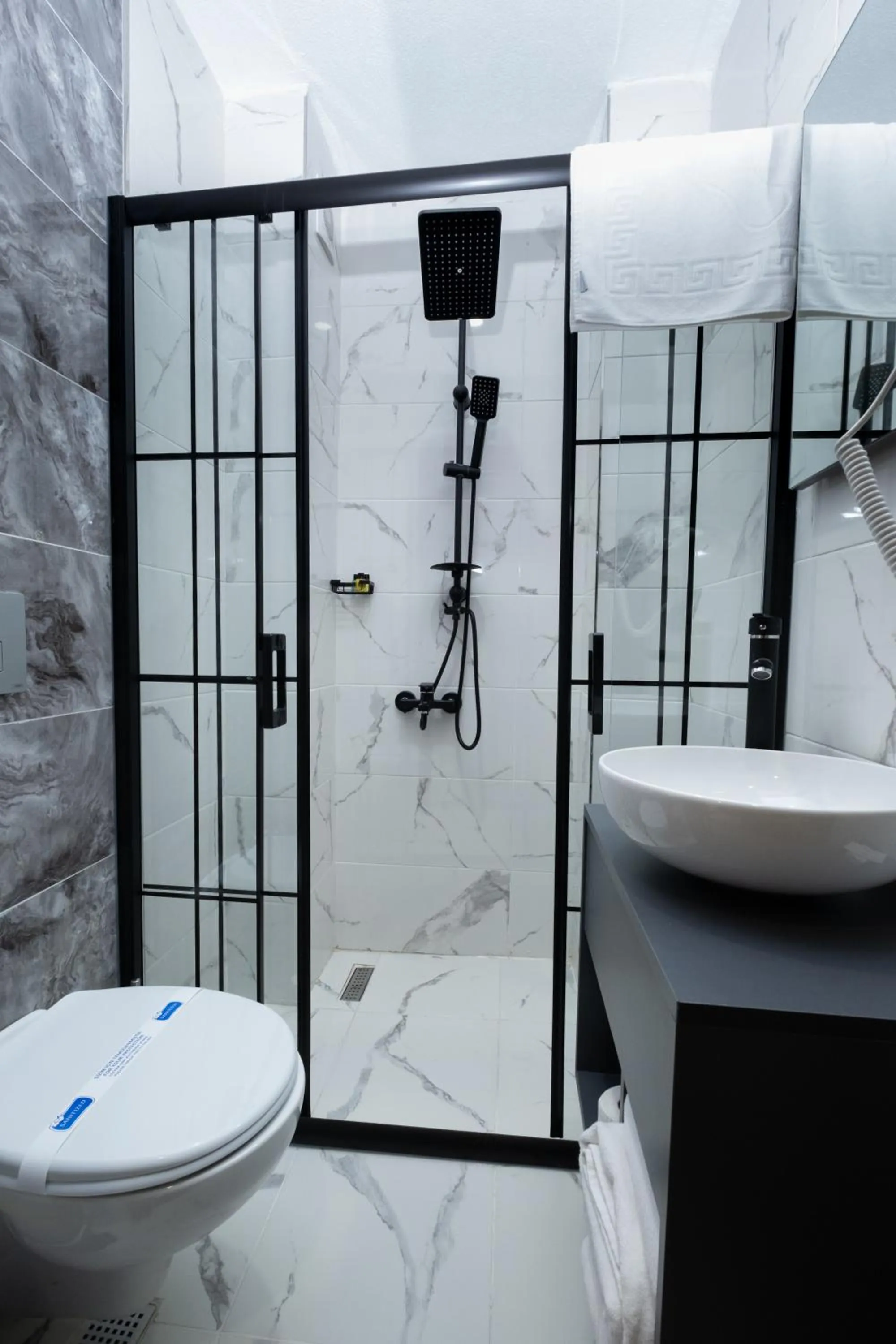 Shower in FLY POINT AIRPORT HOTEL